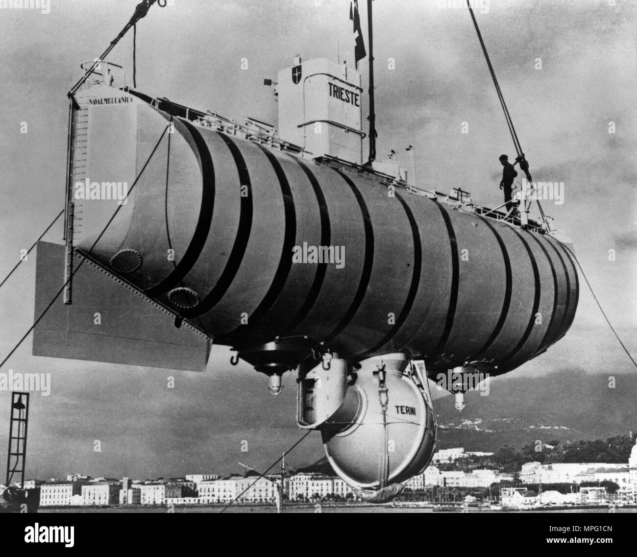 Il bathyscaphe Trieste, un sottomarino di Craft di ricerca progettato dal professore francese Auguste Piccard e suo figlio Jacques. Il Trieste è di effettuare una serie di immersioni nel bacino del Mediterraneo nel quadro di un contratto con gli Stati Uniti Ufficio del Naval Research. Foto Stock