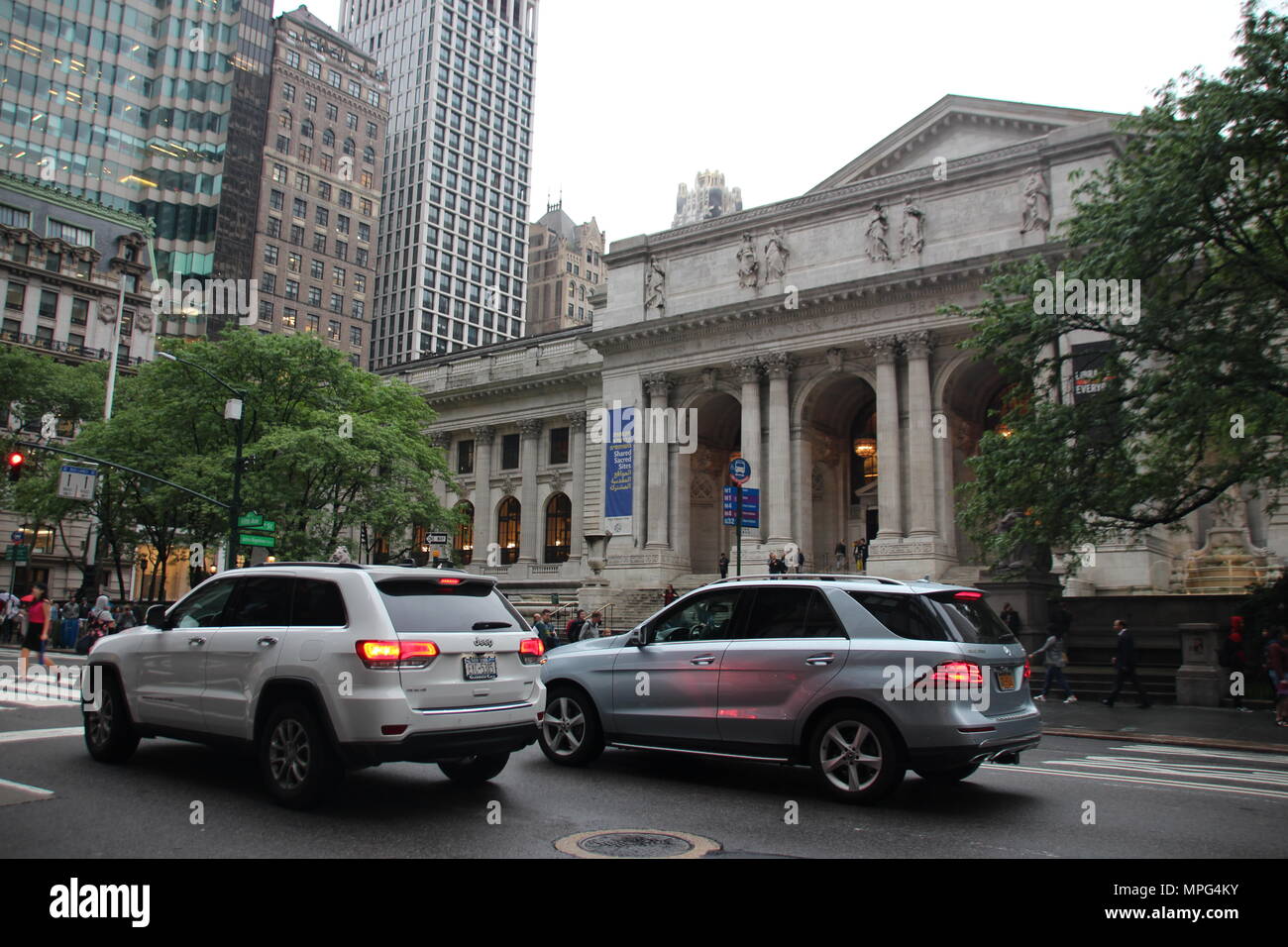 22 maggio 2018, US, New York: vista esterna della Biblioteca Pubblica di New York. Lo scrittore americano Tom Wolfe, che penned l'iconica best-seller 'Il falò delle vanità", è deceduto il 14 maggio 2018 all'età di 88. La Biblioteca Pubblica è ora onorare Wolfe con una piccola esposizione. Foto: Christina Horsten/dpa Foto Stock