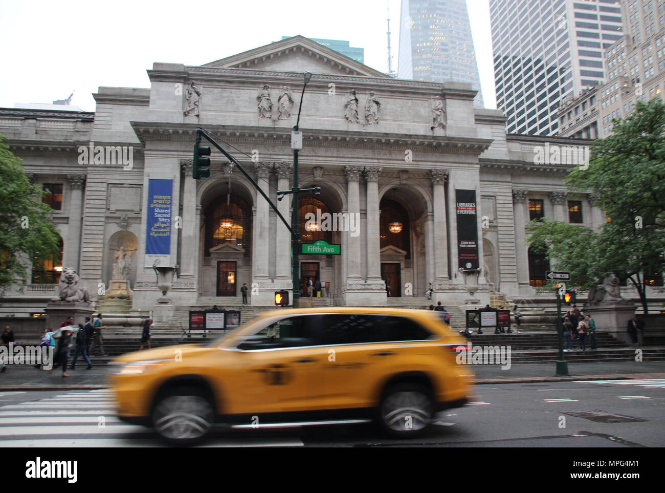 22 maggio 2018, US, New York: un taxi giallo rigidi per la Biblioteca Pubblica di New York. Lo scrittore americano Tom Wolfe, che penned l'iconica best-seller 'Il falò delle vanità", è deceduto il 14 maggio 2018 all'età di 88. La Biblioteca Pubblica è ora onorare Wolfe con una piccola esposizione. Foto: Christina Horsten/dpa Foto Stock