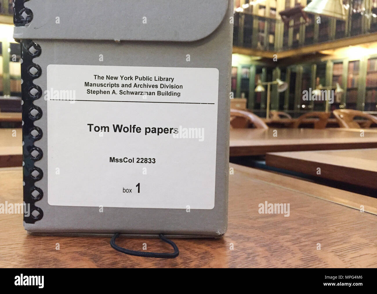 Archiviato - 17 marzo 2016, US, New York: una scatola di documenti archiviati relativi a scrittore americano Tom Wolfe sorge presso la biblioteca pubblica. Il 14 maggio 2018, Wolfe scomparso all'età di 88. Foto: Christina Horsten/dpa Foto Stock