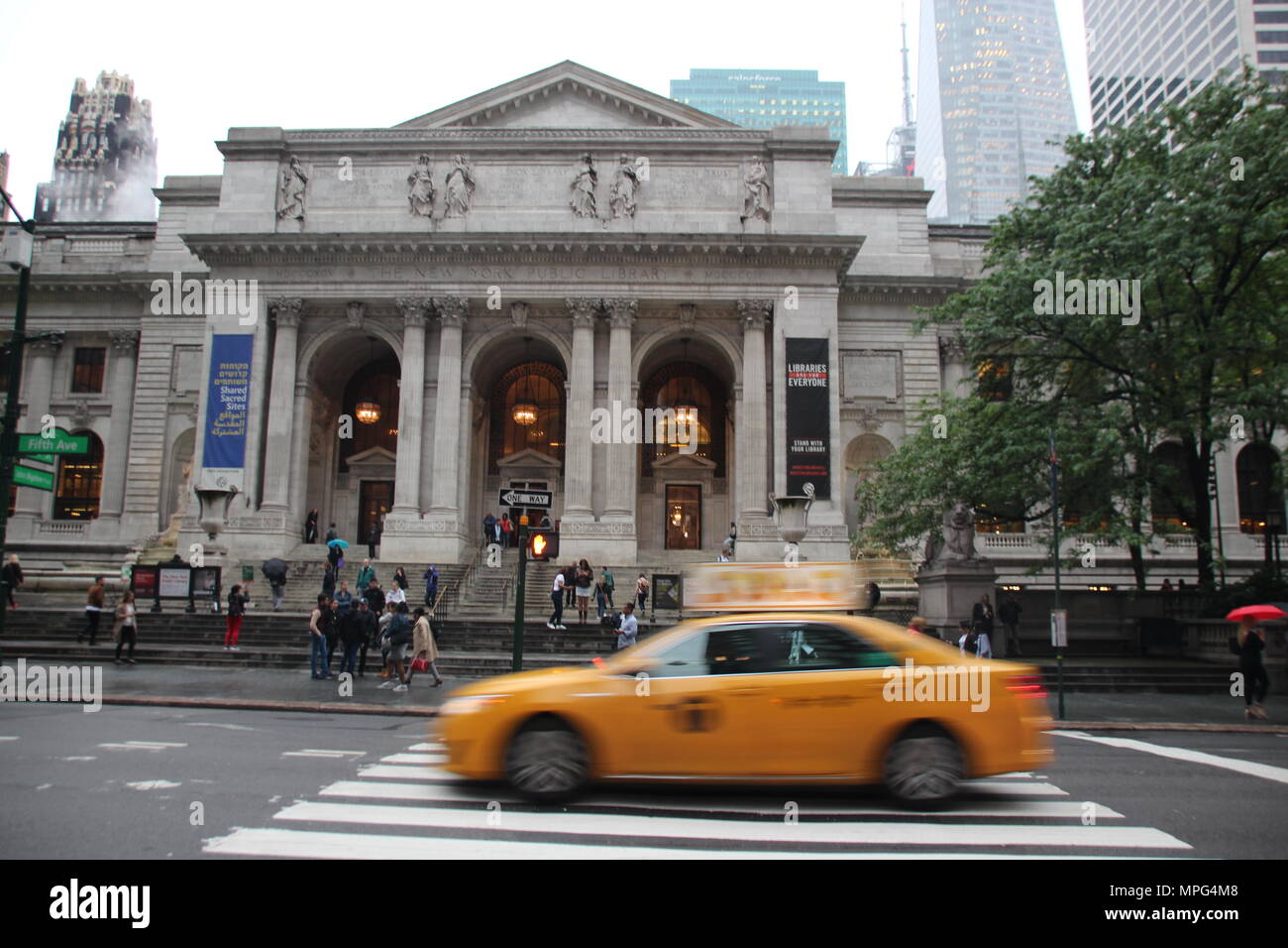22 maggio 2018, US, New York: un taxi giallo rigidi per la Biblioteca Pubblica di New York. Lo scrittore americano Tom Wolfe, che penned l'iconica best-seller 'Il falò delle vanità", è deceduto il 14 maggio 2018 all'età di 88. La Biblioteca Pubblica è ora onorare Wolfe con una piccola esposizione. Foto: Christina Horsten/dpa Foto Stock