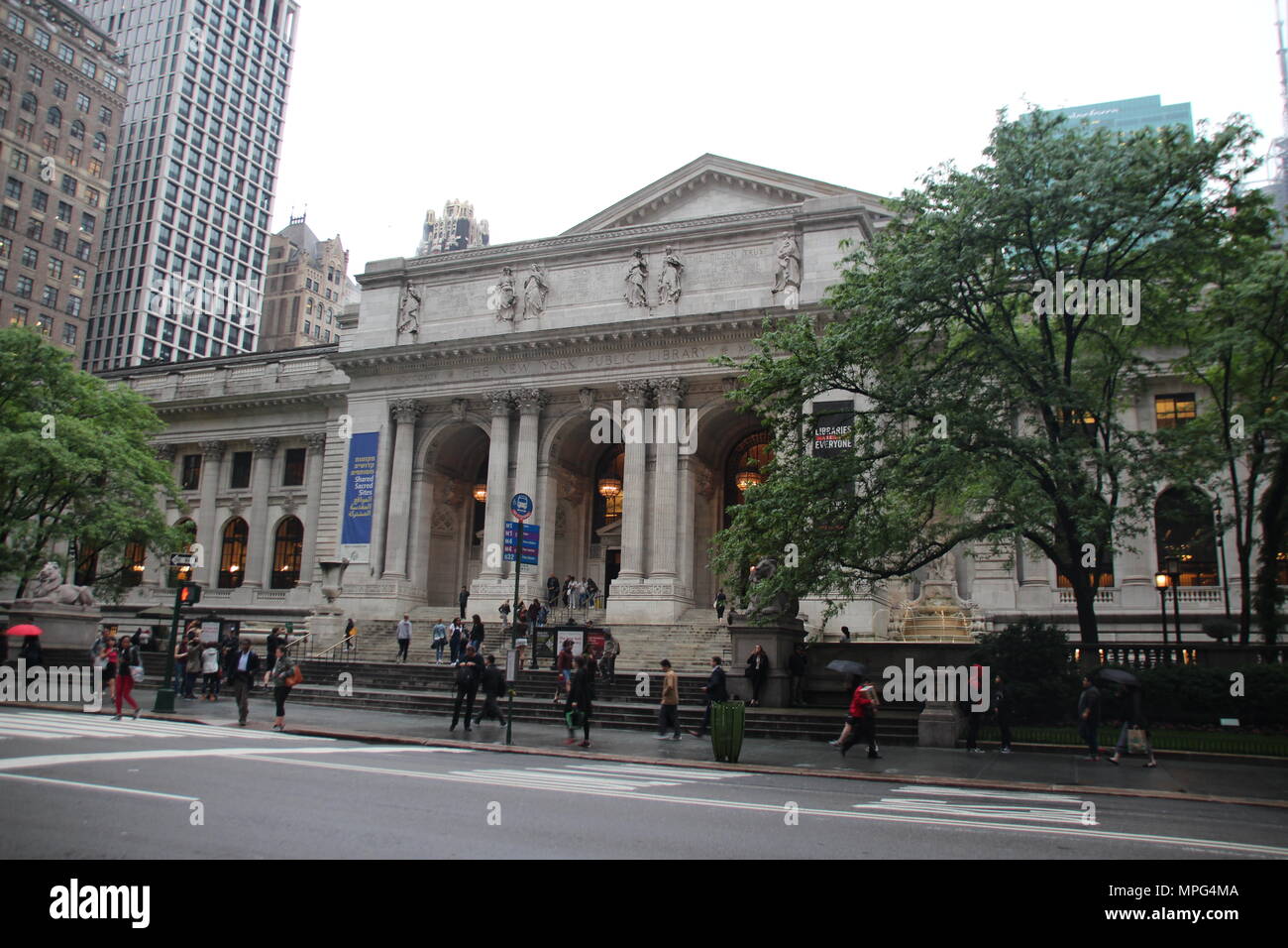 22 maggio 2018, US, New York: vista esterna della Biblioteca Pubblica di New York. Lo scrittore americano Tom Wolfe, che penned l'iconica best-seller 'Il falò delle vanità", è deceduto il 14 maggio 2018 all'età di 88. La Biblioteca Pubblica è ora onorare Wolfe con una piccola esposizione. Foto: Christina Horsten/dpa Foto Stock