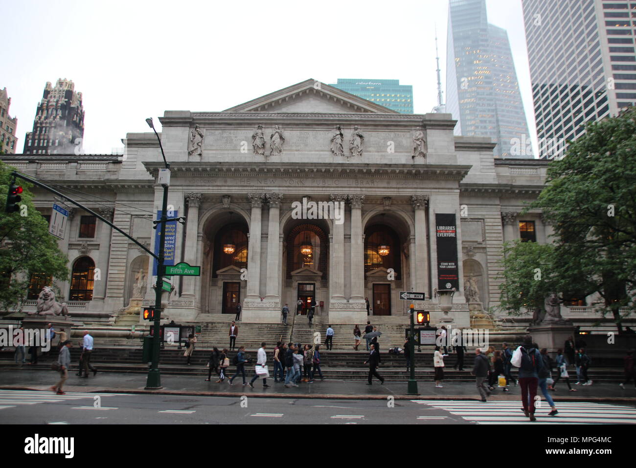 22 maggio 2018, US, New York: vista esterna della Biblioteca Pubblica di New York. Lo scrittore americano Tom Wolfe, che penned l'iconica best-seller 'Il falò delle vanità", è deceduto il 14 maggio 2018 all'età di 88. La Biblioteca Pubblica è ora onorare Wolfe con una piccola esposizione. Foto: Christina Horsten/dpa Foto Stock