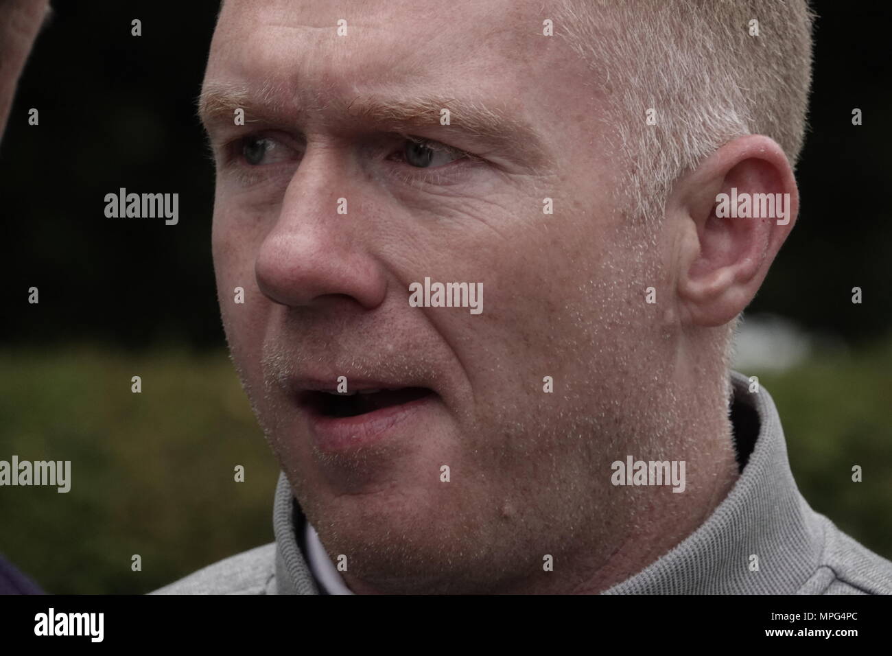 Wentworth, Surrey, Regno Unito, 23 maggio 2018 Paul Scholes, Manchester United legenda, si riscalda sulla gamma presso la BMW.ProAM PGA golf Championship. Credito: Motofoto/Alamy Live News Foto Stock