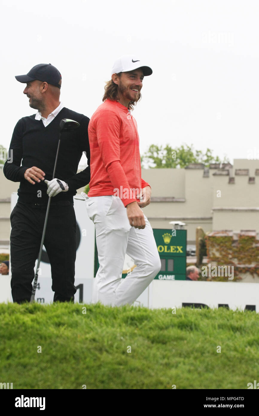 23 Maggio, 2018 Pep Guardiola, Manchester City football club pullman, giocando a golf con Tommy Fleetwood presso la BMW/PGA Championship di Wentworth, Surrey, Regno Unito Foto Stock