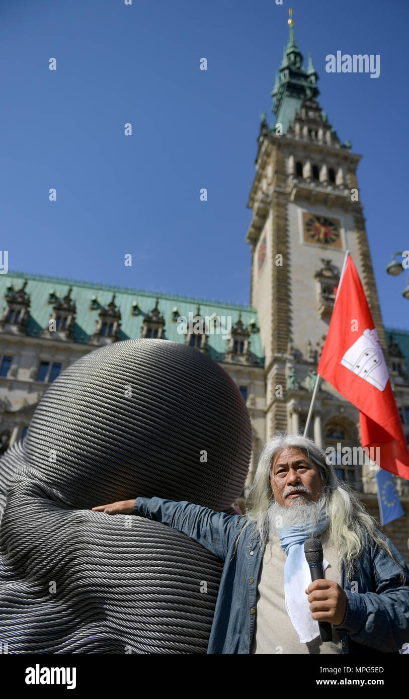 23 maggio 2018, Germania Amburgo: artista taiwanese Kang Mu-xiang presenta la sua 1.5t embrione scultura "vita illimitata' al Rathausmarkt. Foto: Axel Heimken/dpa Foto Stock