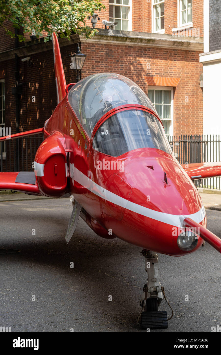 Londra, Regno Unito. 23 Maggio, 2018. Un HAWKER SIDDELEY Hawk - freccia rossa aeromobile a Downing Street per l anniversario della fondazione della RAF, Credito Ian Davidson/Alamy Live News Foto Stock