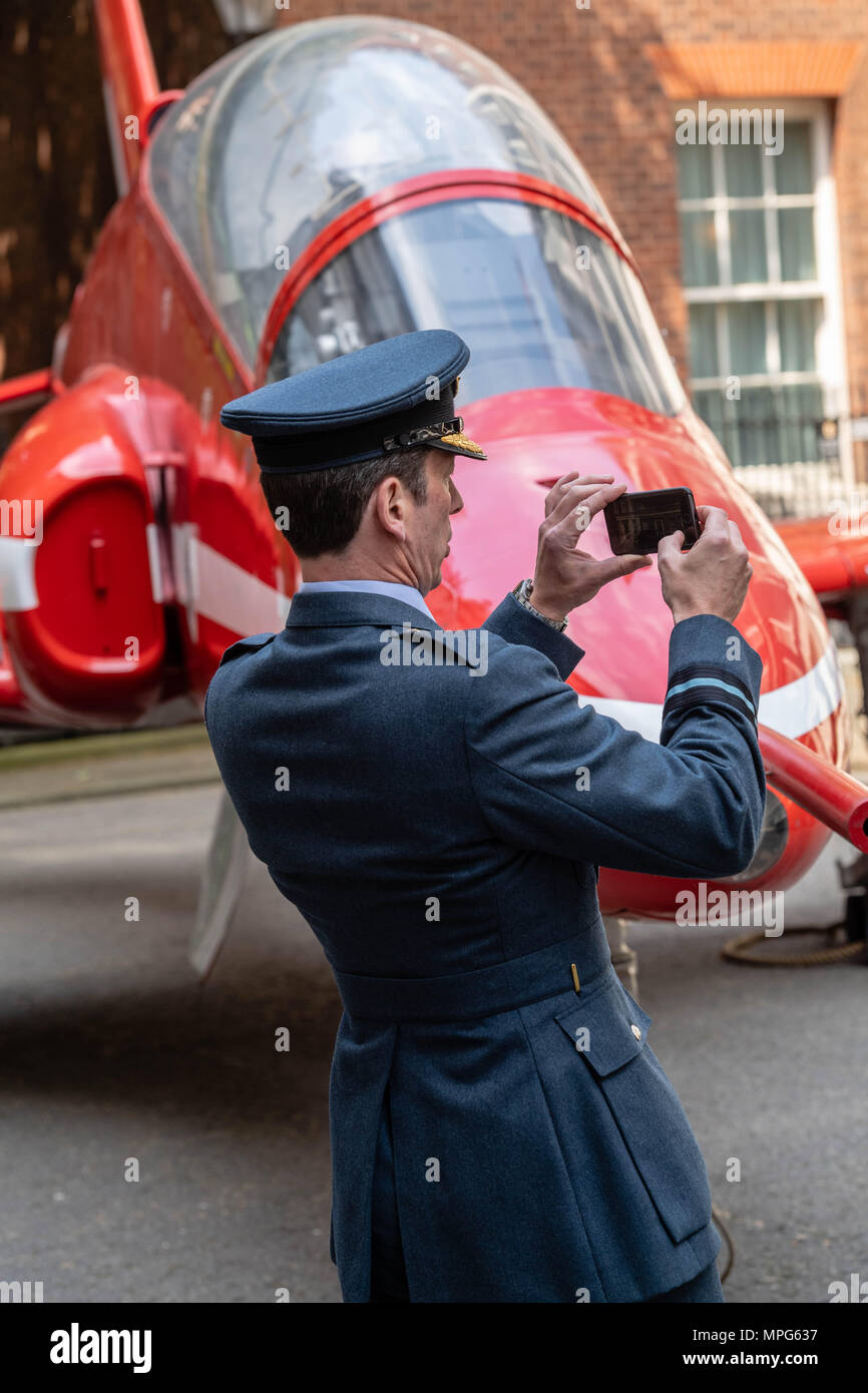Londra, Regno Unito. 23 Maggio, 2018. Un senior ufficiale della RAF prende un selfie accanto a un Hawker Siddeley Hawk - freccia rossa aeromobile a Downing Street per l anniversario della fondazione della RAF, Credito Ian Davidson/Alamy Live News Foto Stock