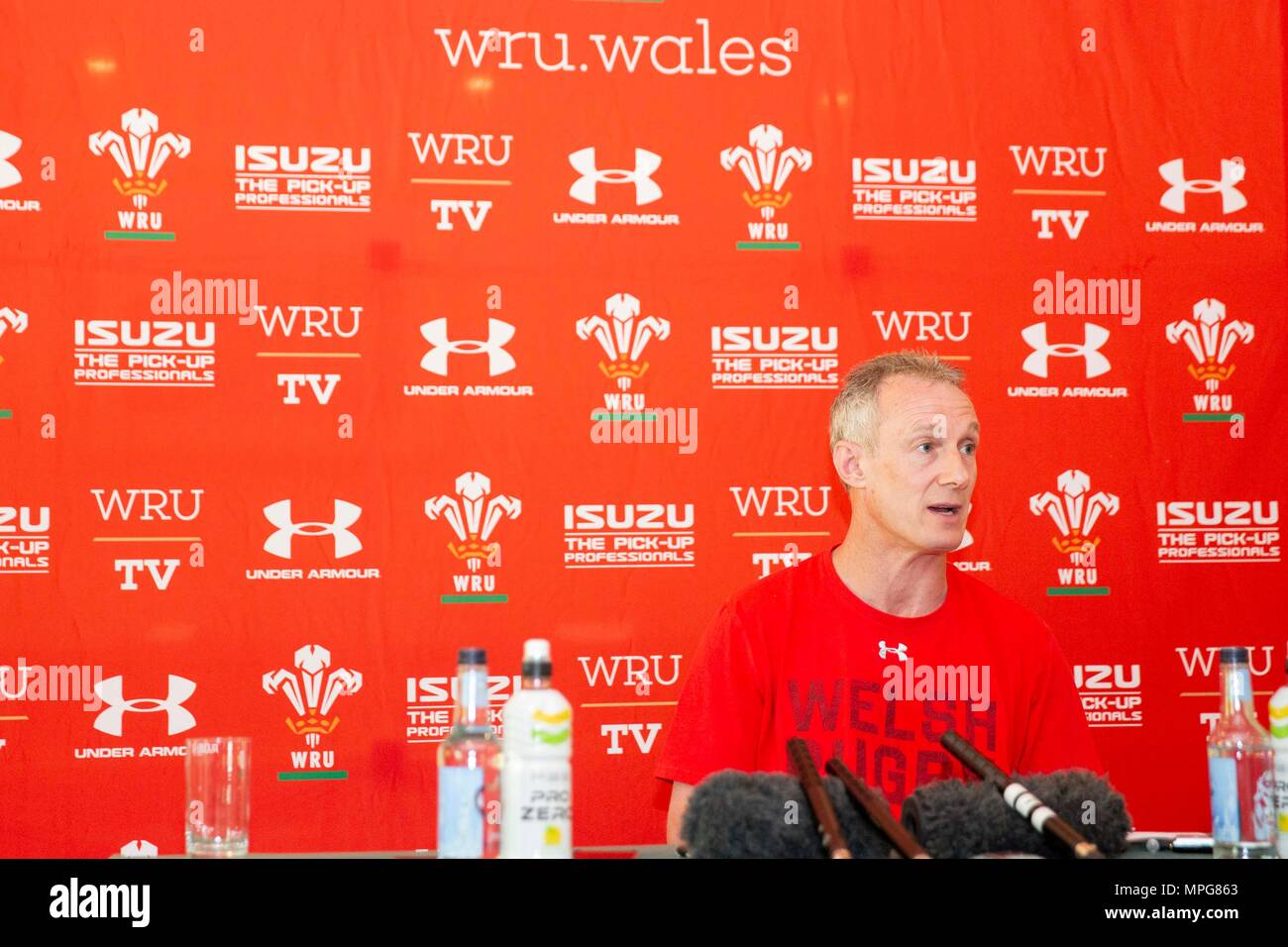 Hensol, Wales, Regno Unito. Il 23 maggio 2018. Wales rugby union coach Rob Howley durante una conferenza stampa su lato's 2018 Summer Tour. Credito: Mark Hawkins/Alamy Live News Foto Stock