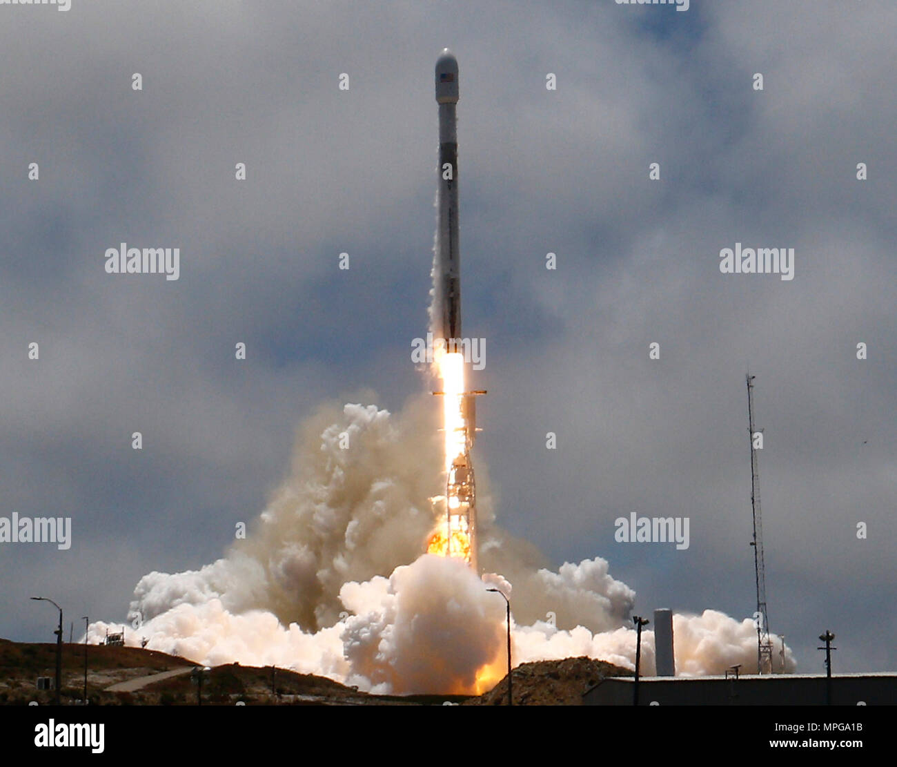 Vandenberg AFB, California, Stati Uniti d'America. 22 Maggio, 2018. Spazio-X F9 liftoffs martedì pomeriggio da Vandenberg AFB. Il Falcon-9 aveva una distribuzione di successo di 5 iridio accanto i satelliti e la NASA 2 GRAZIA-FO satelliti. Credit: Gene Blevins/ZUMA filo/Alamy Live News Foto Stock