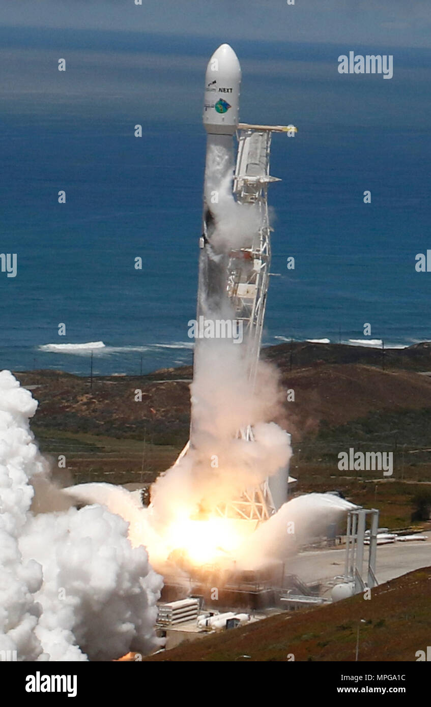 Vandenberg AFB, California, Stati Uniti d'America. 22 Maggio, 2018. Spazio-X F9 liftoffs martedì pomeriggio da Vandenberg AFB. Il Falcon-9 aveva una distribuzione di successo di 5 iridio accanto i satelliti e la NASA 2 GRAZIA-FO satelliti. Credit: Gene Blevins/ZUMA filo/Alamy Live News Foto Stock