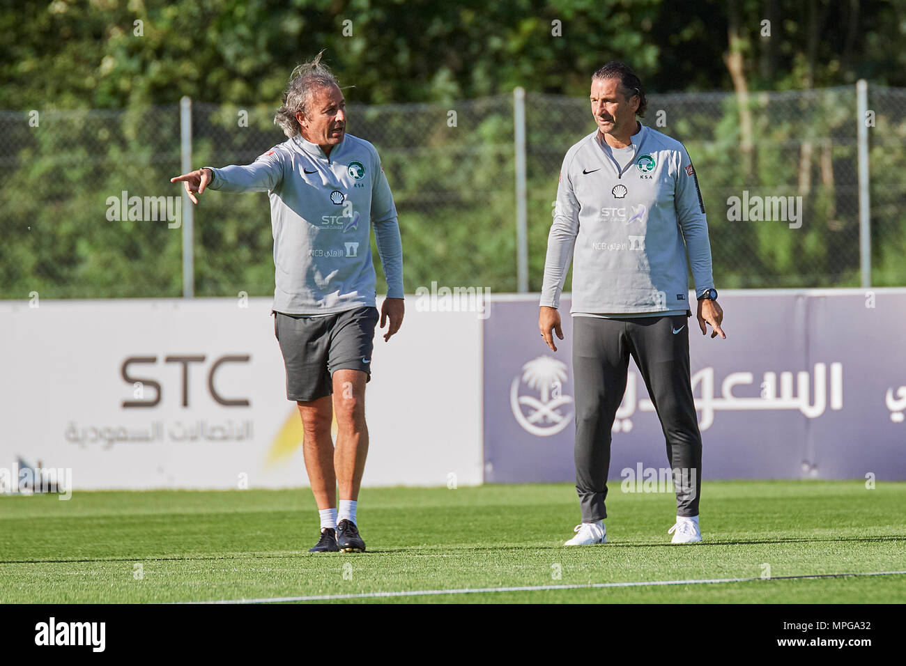 Bad Ragaz, Svizzera. Il 23 maggio 2018. Il pullman della National football team dall Arabia Saudita durante una sessione di training sul campo sportivo Ri-Au in Bad Ragaz. Il team intorno al Presidente Adel Ezzat e allenatore di Juan Antonio Pizzi è stare a Bad Ragaz per due settimane e mezzo in prepararation della finale della Coppa del Mondo FIFA torneo in Russia. Credito: Rolf Simeone/Alamy Live News Foto Stock