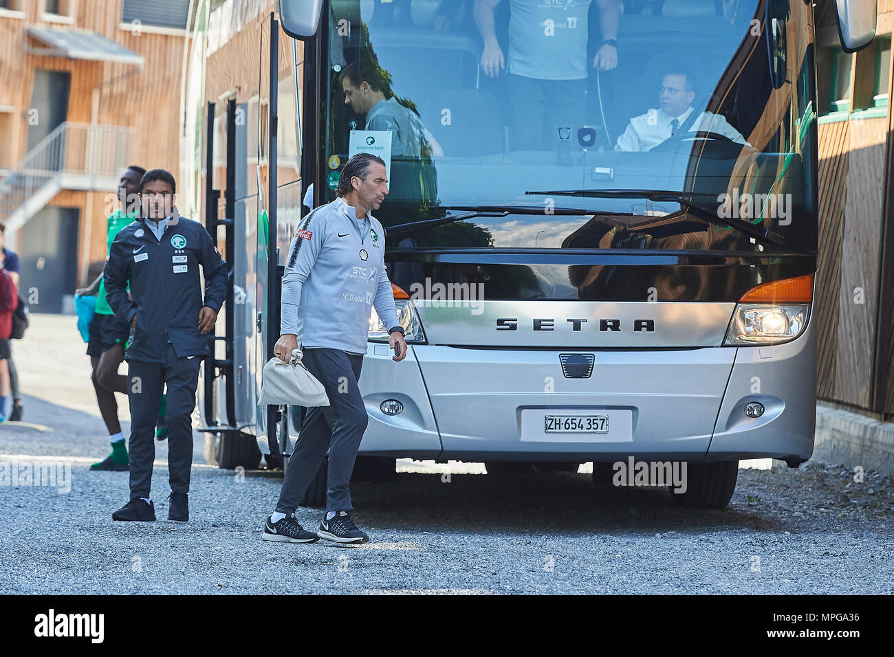 Bad Ragaz, Svizzera. Il 23 maggio 2018. La squadra nazionale di gioco del calcio di Arabia Saudita arriva presso la sede per una sessione di allenamento sul campo sportivo Ri-Au in Bad Ragaz. Il team intorno al Presidente Adel Ezzat e allenatore di Juan Antonio Pizzi è stare a Bad Ragaz per due settimane e mezzo in prepararation della finale della Coppa del Mondo FIFA torneo in Russia. Credito: Rolf Simeone/Alamy Live News Foto Stock