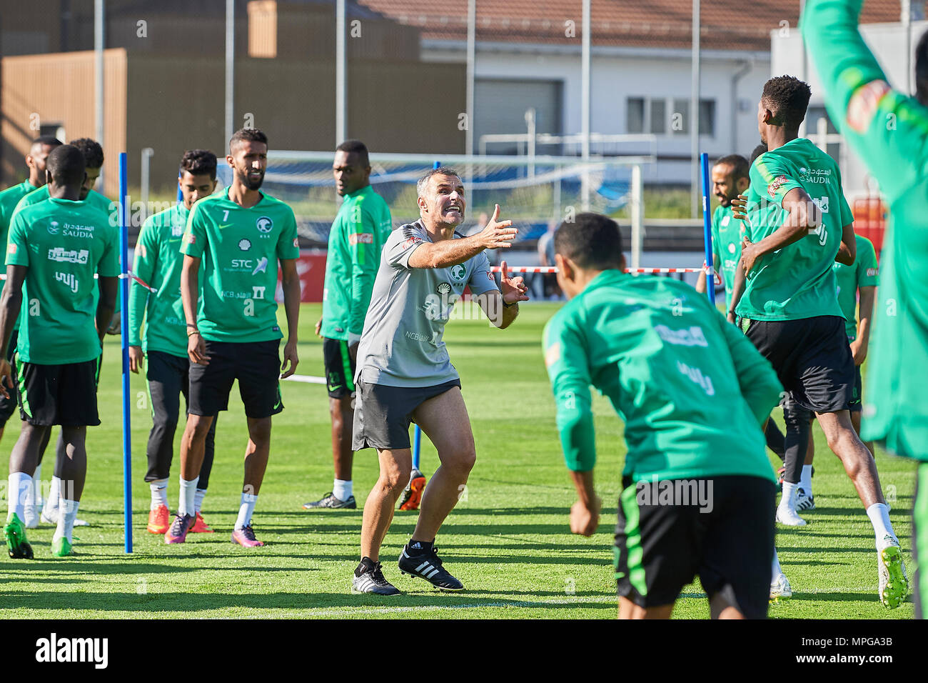 Bad Ragaz, Svizzera. Il 23 maggio 2018. Assistente del coach dirige i giocatori della nazionale di calcio da Arabia Saudita durante una sessione di training sul campo sportivo Ri-Au in Bad Ragaz. Il team intorno al Presidente Adel Ezzat e allenatore di Juan Antonio Pizzi è stare a Bad Ragaz per due settimane e mezzo in prepararation della finale della Coppa del Mondo FIFA torneo in Russia. Credito: Rolf Simeone/Alamy Live News Foto Stock