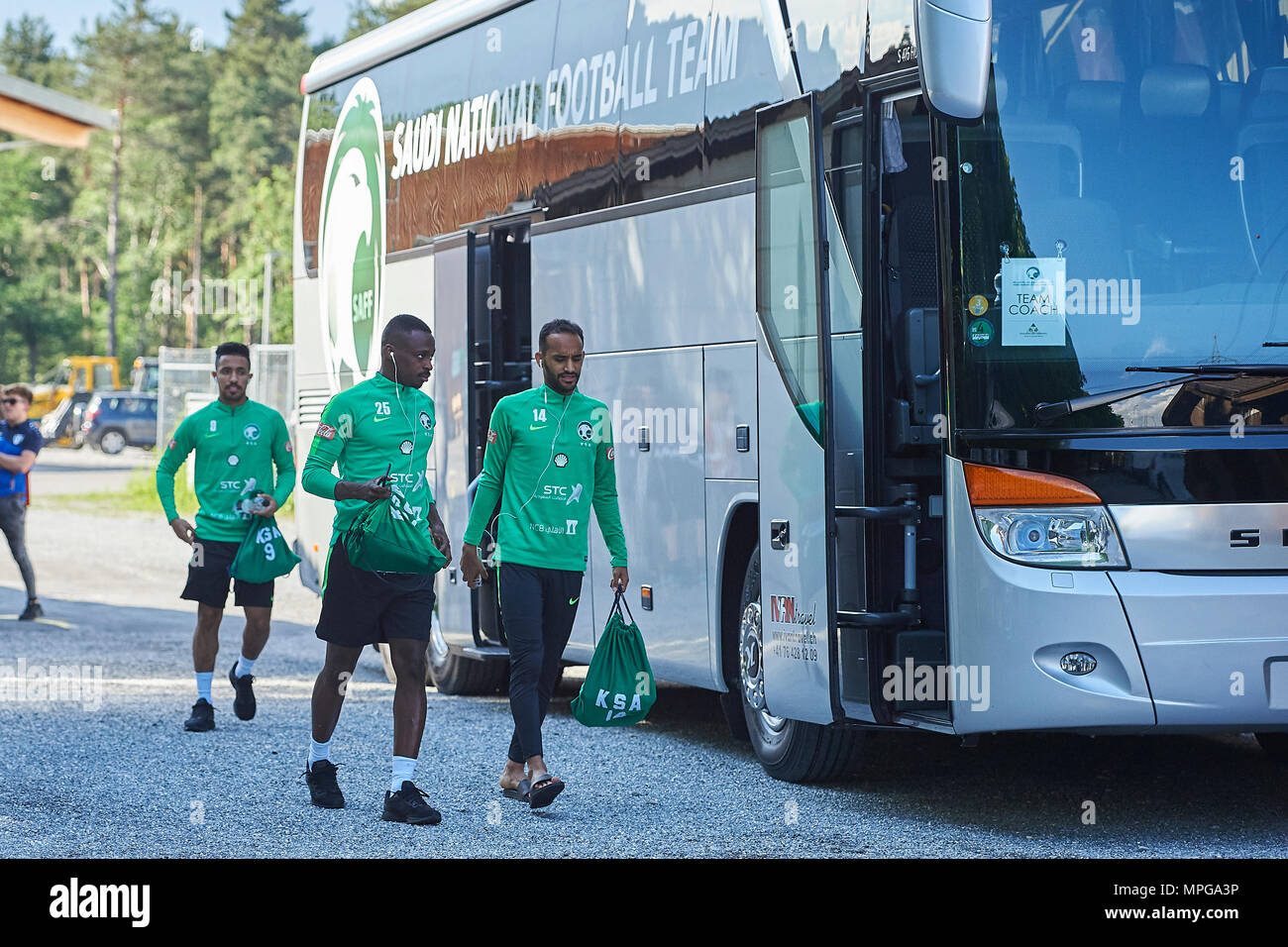 Bad Ragaz, Svizzera. Il 23 maggio 2018. La squadra nazionale di gioco del calcio di Arabia Saudita arriva presso la sede per una sessione di allenamento sul campo sportivo Ri-Au in Bad Ragaz. Il team intorno al Presidente Adel Ezzat e allenatore di Juan Antonio Pizzi è stare a Bad Ragaz per due settimane e mezzo in prepararation della finale della Coppa del Mondo FIFA torneo in Russia. Credito: Rolf Simeone/Alamy Live News Foto Stock