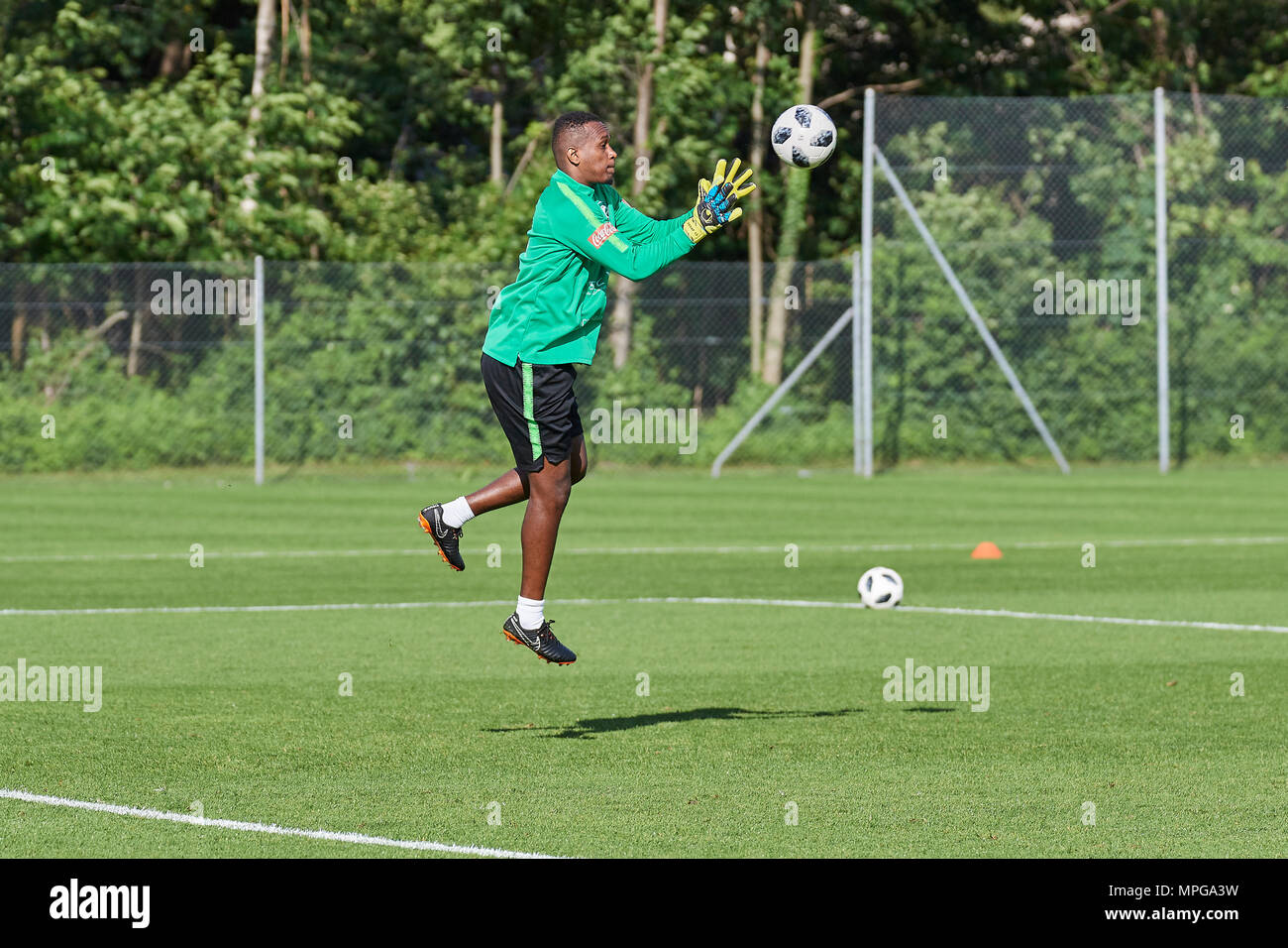 Bad Ragaz, Svizzera. Il 23 maggio 2018. Un portiere della nazionale di calcio da Arabia Saudita durante una sessione di training sul campo sportivo Ri-Au in Bad Ragaz. Il team intorno al Presidente Adel Ezzat e allenatore di Juan Antonio Pizzi è stare a Bad Ragaz per due settimane e mezzo in prepararation della finale della Coppa del Mondo FIFA torneo in Russia. Credito: Rolf Simeone/Alamy Live News Foto Stock