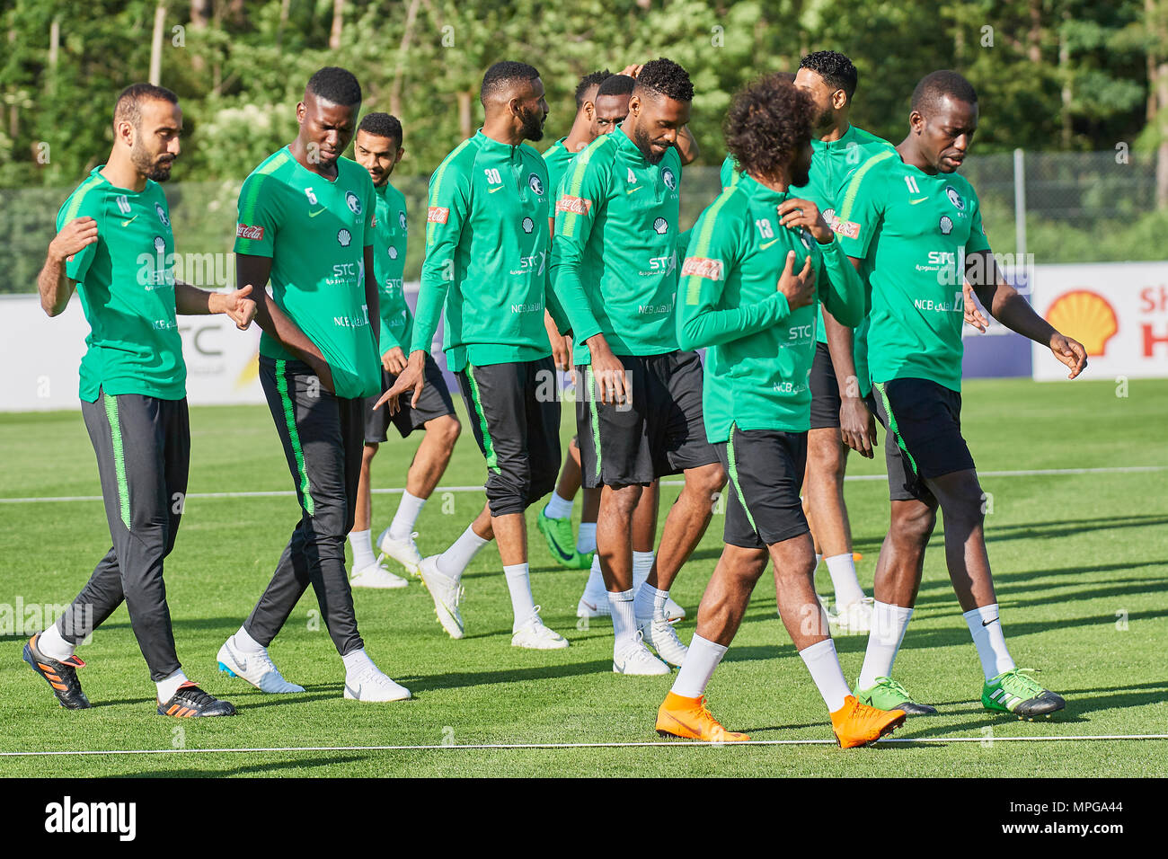 Bad Ragaz, Svizzera. Il 23 maggio 2018. Assistente del coach dirige i giocatori della nazionale di calcio da Arabia Saudita durante una sessione di training sul campo sportivo Ri-Au in Bad Ragaz. Il team intorno al Presidente Adel Ezzat e allenatore di Juan Antonio Pizzi è stare a Bad Ragaz per due settimane e mezzo in prepararation della finale della Coppa del Mondo FIFA torneo in Russia. Credito: Rolf Simeone/Alamy Live News Foto Stock