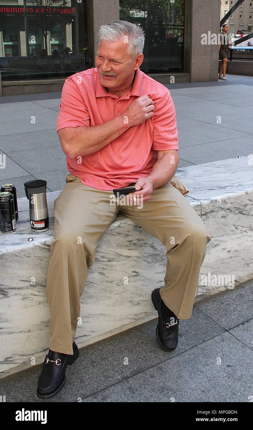 ***FILE FOTO** ex giocatore MLB, Lenny Dykstra, arrestato per minacciare UBER conducente e il possesso di droga*** NEW YORK, NY - 30 giugno: Ex Major League Baseball player e New York incontrato Lenny Dykstra spotted prendendo una pausa sigaretta tra presenze di media per il suo libro 'Casa di chiodi: A Memoir di Vita sul Bordo" in New York New York il 30 giugno 2016. Photo credit: Rainmaker foto/MediaPunch Foto Stock