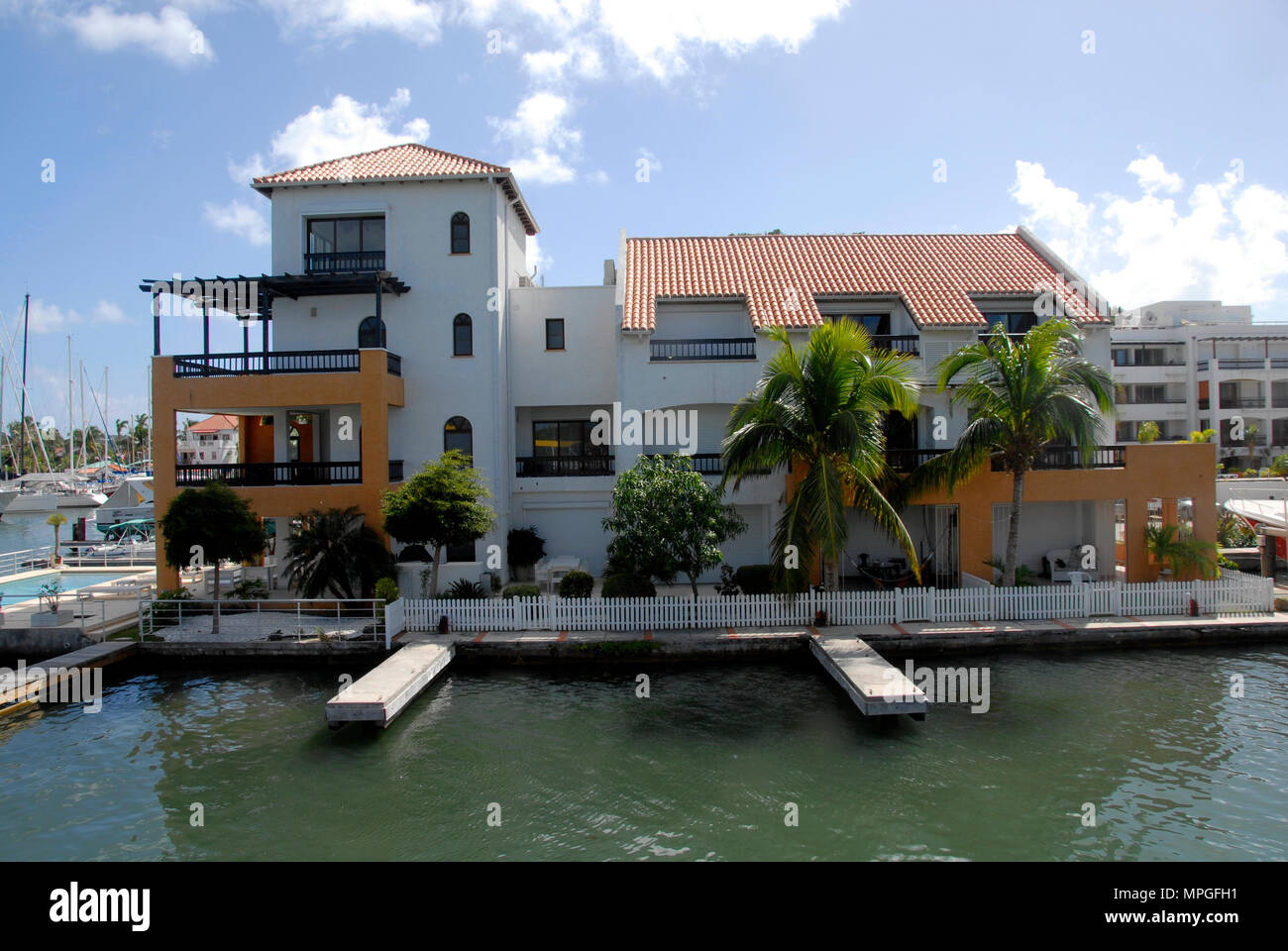 Waterside edifici e marina, St Maarten, dei Caraibi Foto Stock