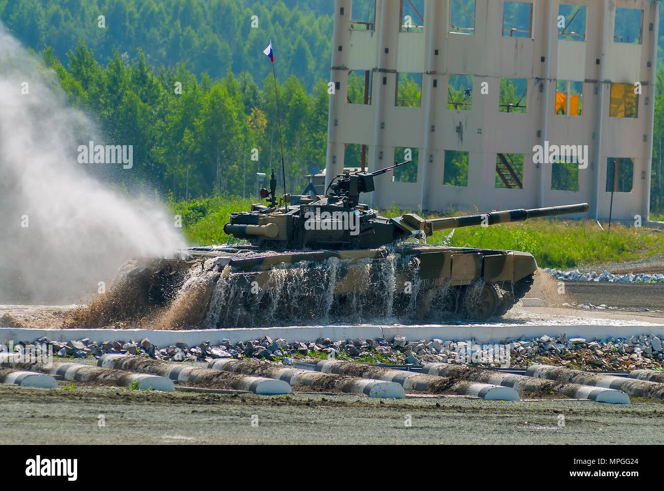 Nizhniy Tagil, Russia - 12 luglio. 2008: modernizzato serbatoio T-80 si muove dopo il superamento di acqua di 1.5 metri di profondità Foto Stock