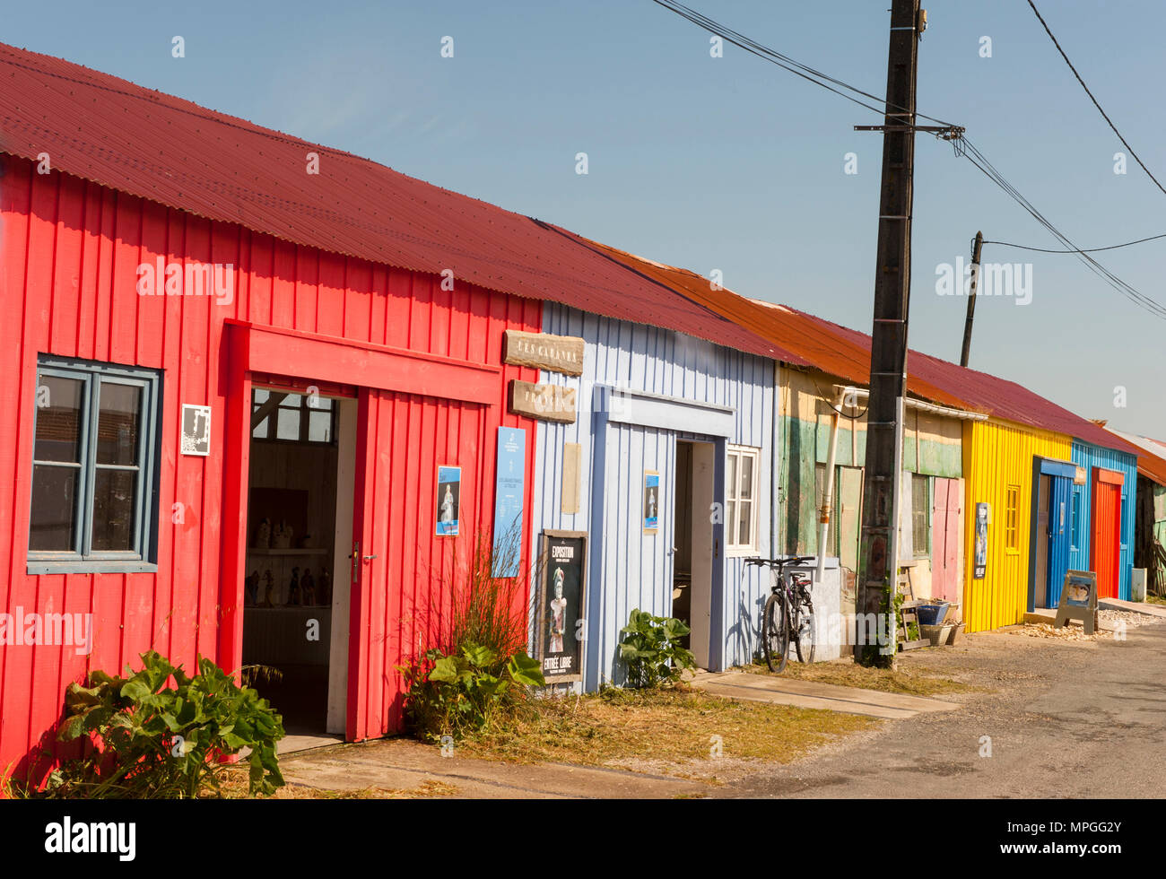 L'ostrica di capanne di Saint-Trojan-les-Bains sull'Île d'Oléron, Francia. Molti di loro sono stati convertiti in spazio gallery. Foto Stock