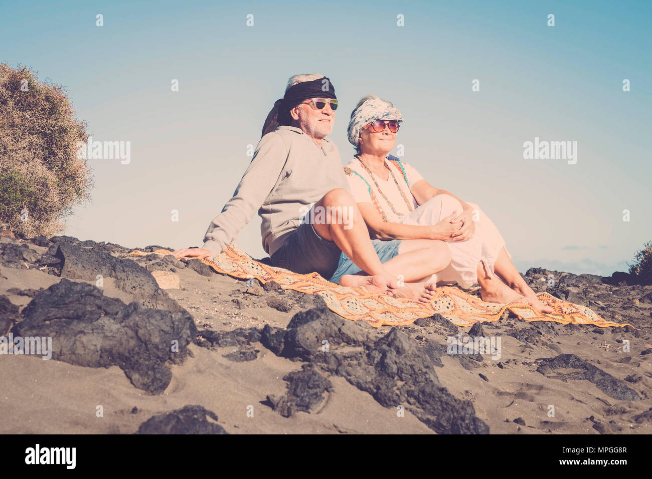 Bella coppia hippy coppia colorata di riposo e di godere del sole durante un'estate in Tenerife. vacanza stile di vita per persone adulte Foto Stock