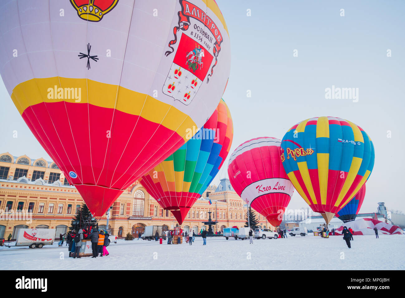 NIZHNY Novgorod, Russia - 24 febbraio 2018. Mass-start sul festival di aria calda ballons Foto Stock
