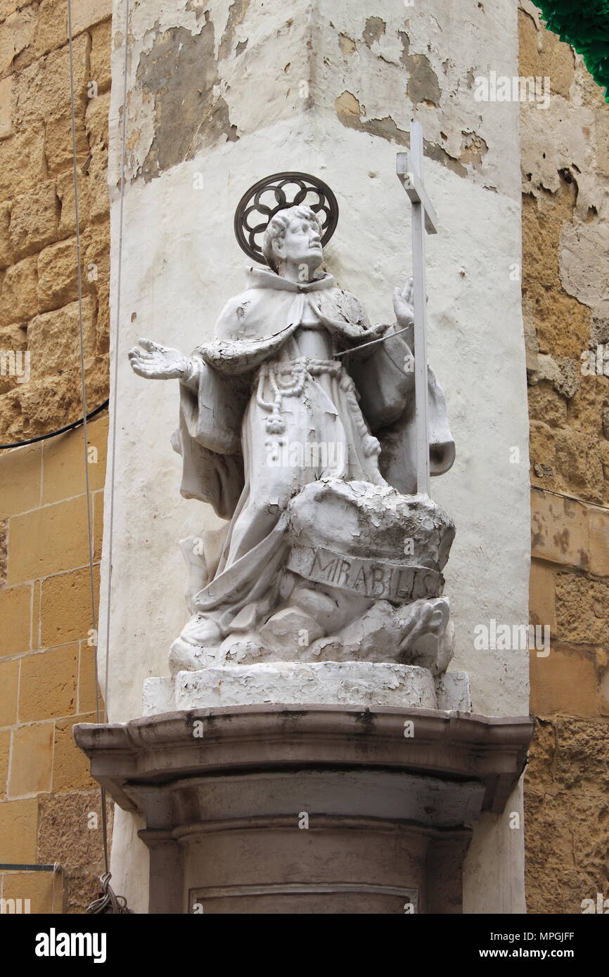 La statua di un Santo all'angolo di una strada a La Valletta in città vecchia, Malta Foto Stock