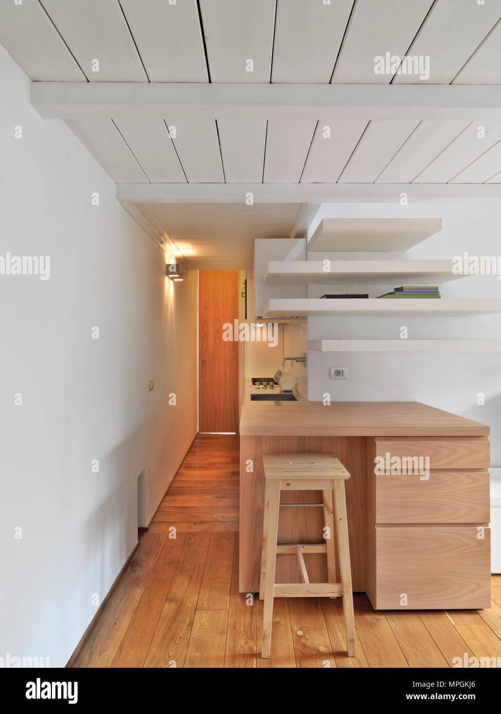 Cucina interna con sgabello in legno e pavimento in legno Foto Stock