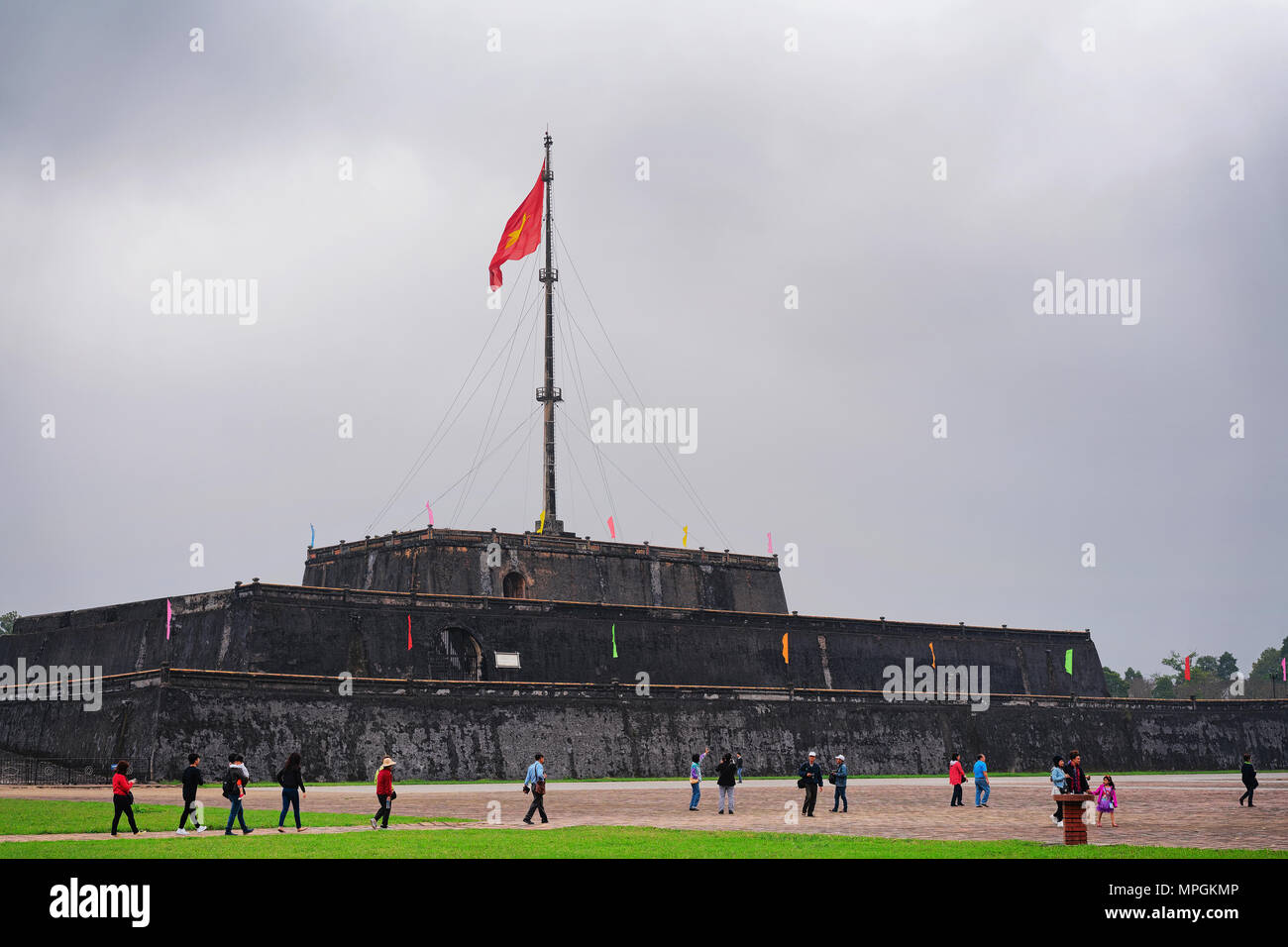 Hue, Vietnam - 19 Febbraio 2016: Cittadella della città imperiale con la bandiera in tinta, in Vietnam Foto Stock