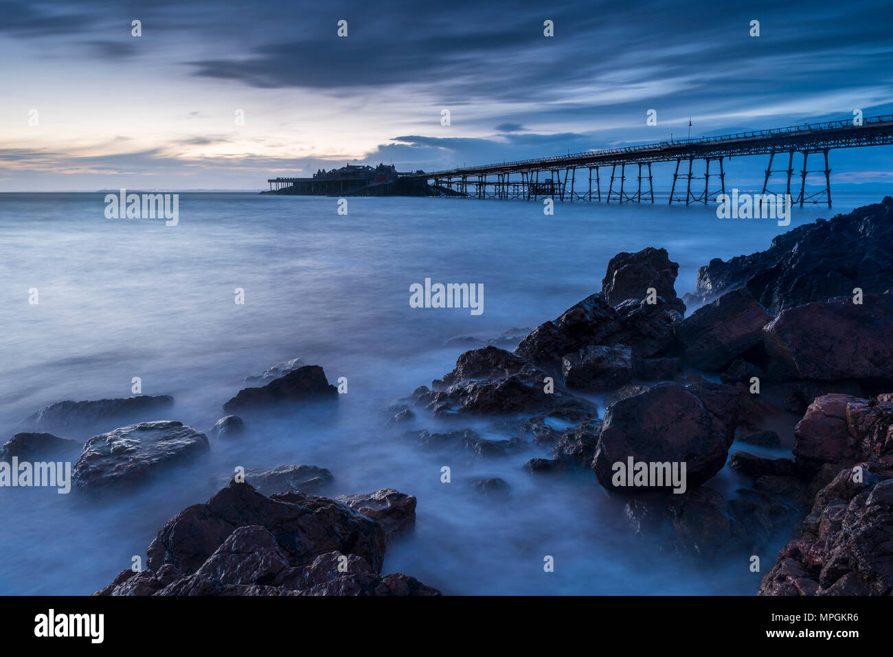 I derelitti Birnbeck Pier nel canale di Bristol a Weston-super-Mare, North Somerset, Inghilterra. Foto Stock