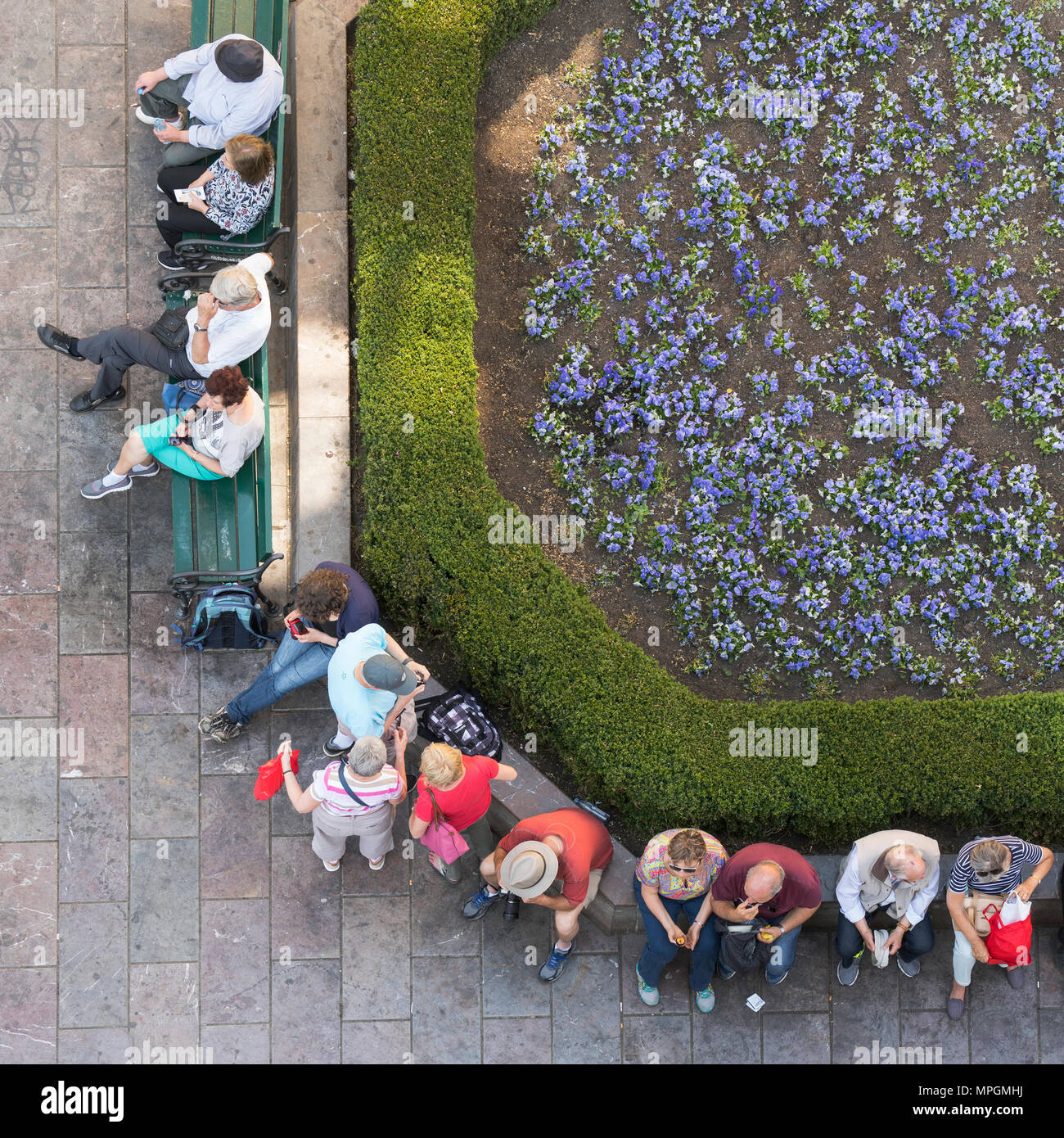Una vista dall'alto di turisti che si siedono nei banchi in una piazza nel centro storico di Praga, Repubblica Ceca Foto Stock
