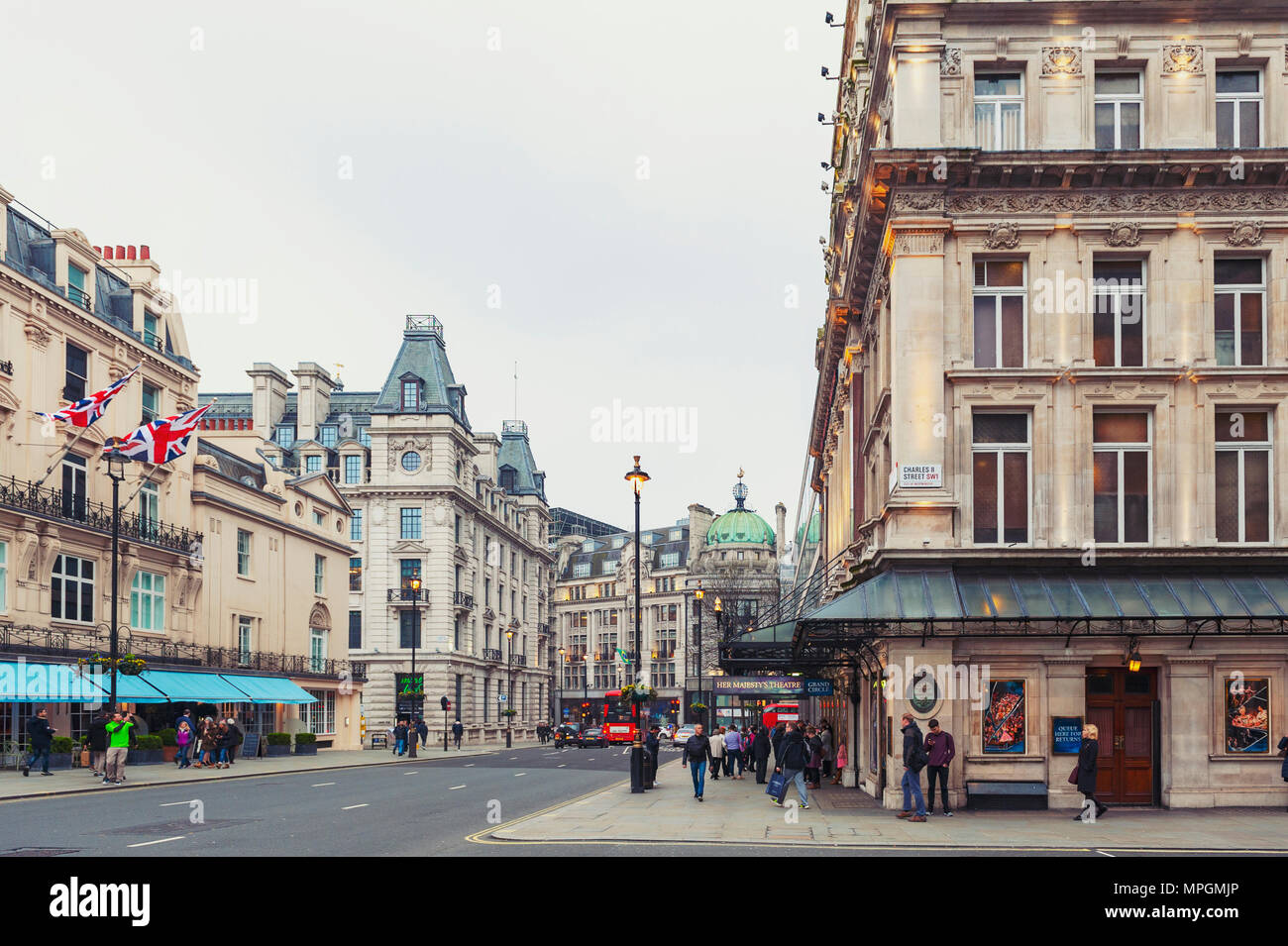 Vista di Haymarket Street nella City of Westminster, Londra, con un sacco di teatri di West End, negozi e ristoranti nel vecchio edificio classico Foto Stock