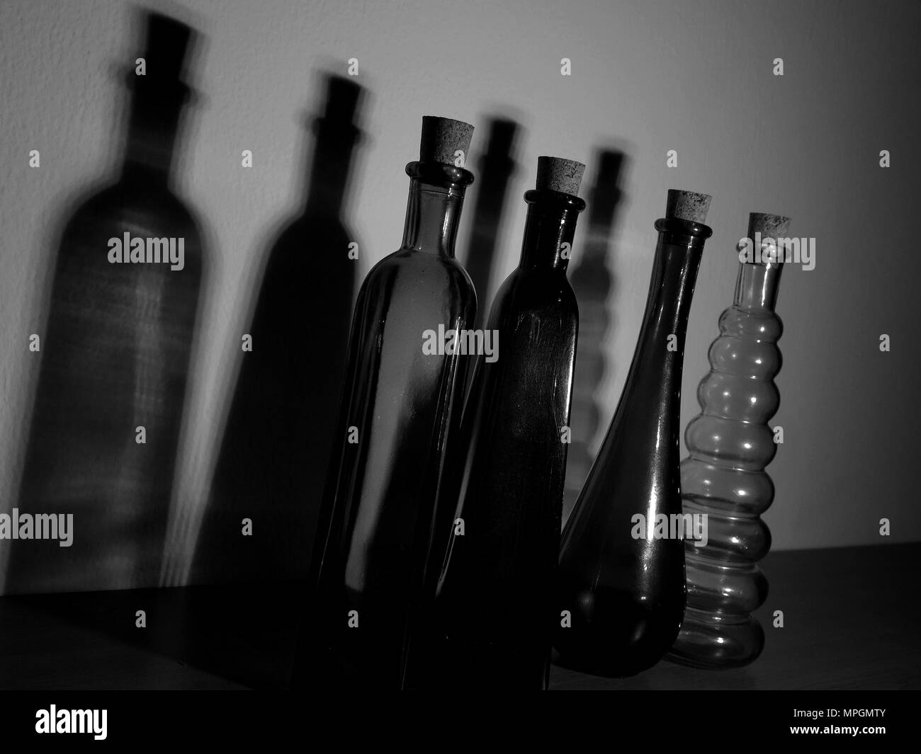 Ombre di bottiglie vintage a parete. Concetto : gioco di luce. Foto Stock