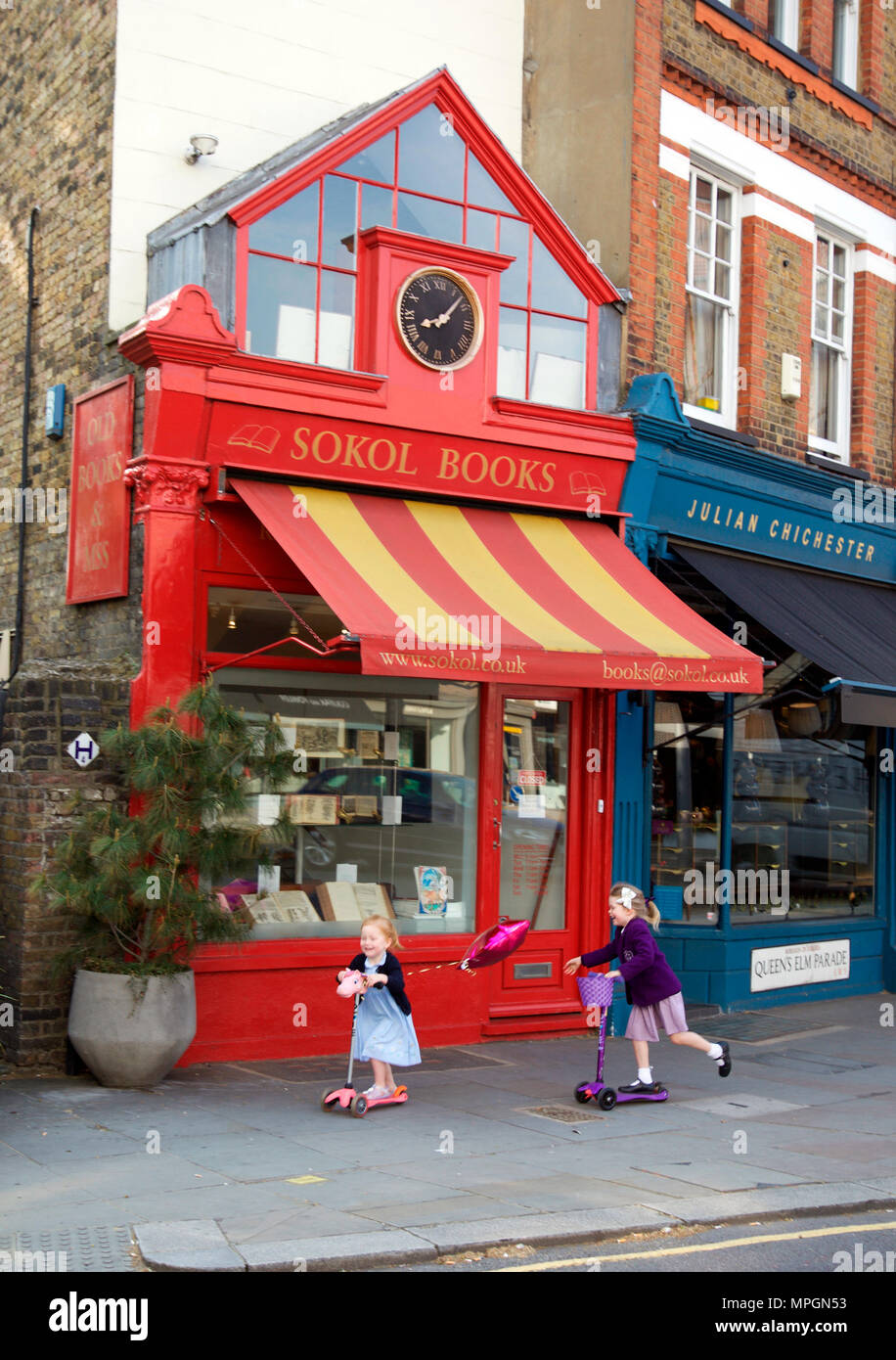 Scena di strada con due bambine, Fulham Road, a Chelsea, Londra SW3 Foto Stock
