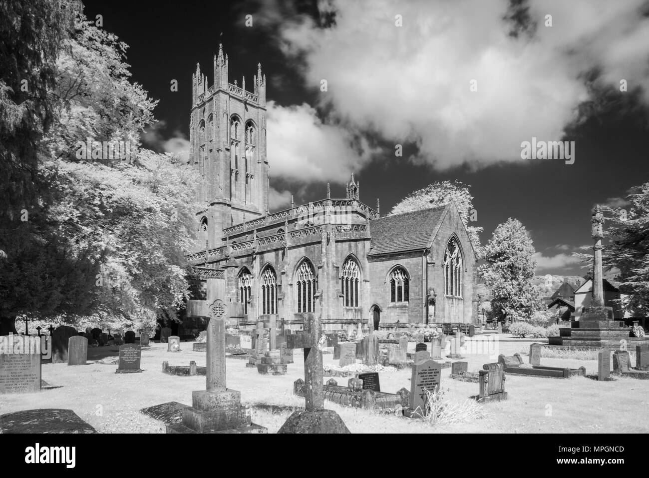 Una immagine infrarossa di Wrington Chiesa di Tutti i Santi nel nord Somerset, Inghilterra. Foto Stock