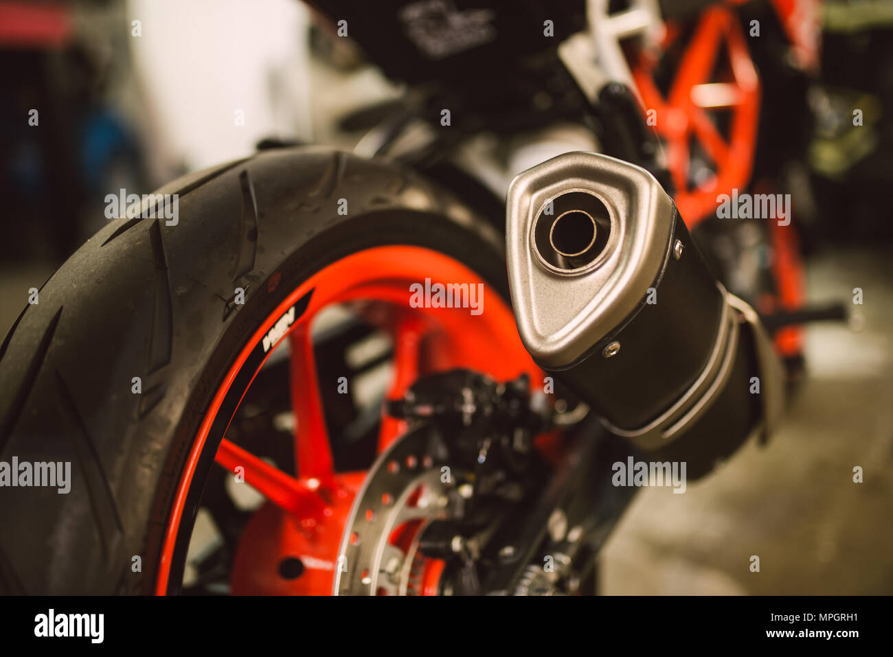 Dettaglio del tubo di scarico di un motociclo in un workshop Foto Stock
