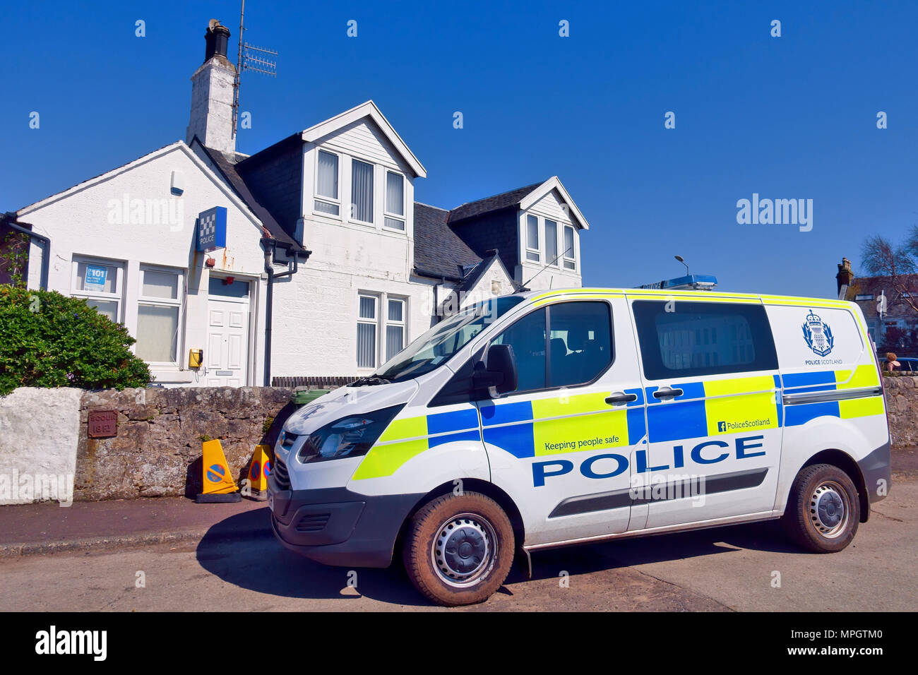 Veicolo di polizia al di fuori di una zona rurale a una stazione di polizia a Millport, Isola di Cumbrae Foto Stock