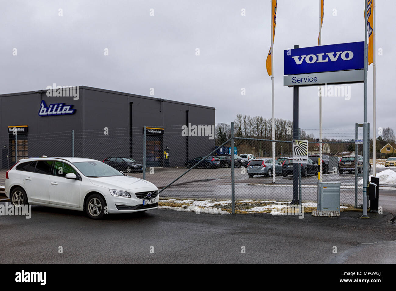 Volvo V60 macchina parcheggiata fuori Volvo Bilia centro di servizio Foto Stock
