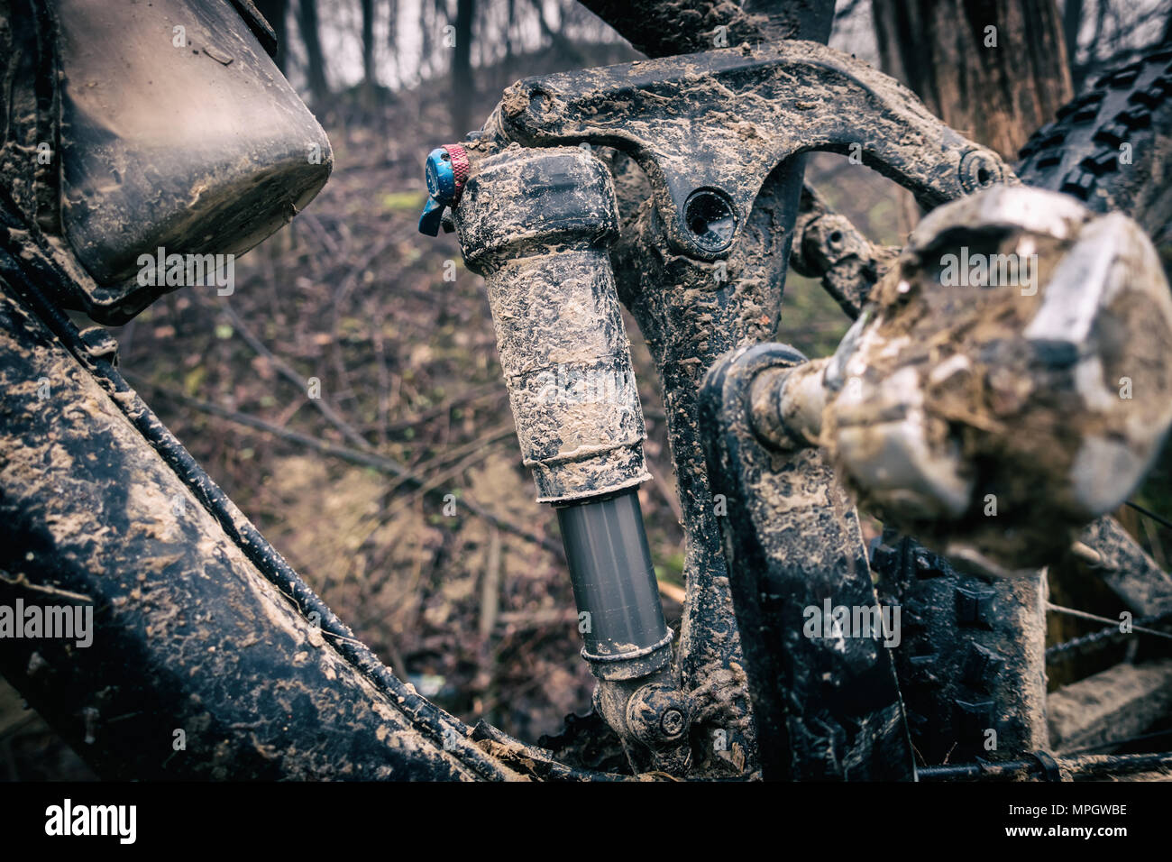 Mountain bike, sporco e rotto closeup bicicletta. Bicicletta MTB con fango e sabbia in attesa di pulizia e riparazione. Avventura e extreme enduro cycl Foto Stock