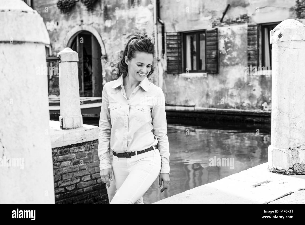 La magia di Venezia è meglio scoperta a piedi o in acqua lungo i canali e la cosa migliore è che è il solo modo per farlo. Foto Stock