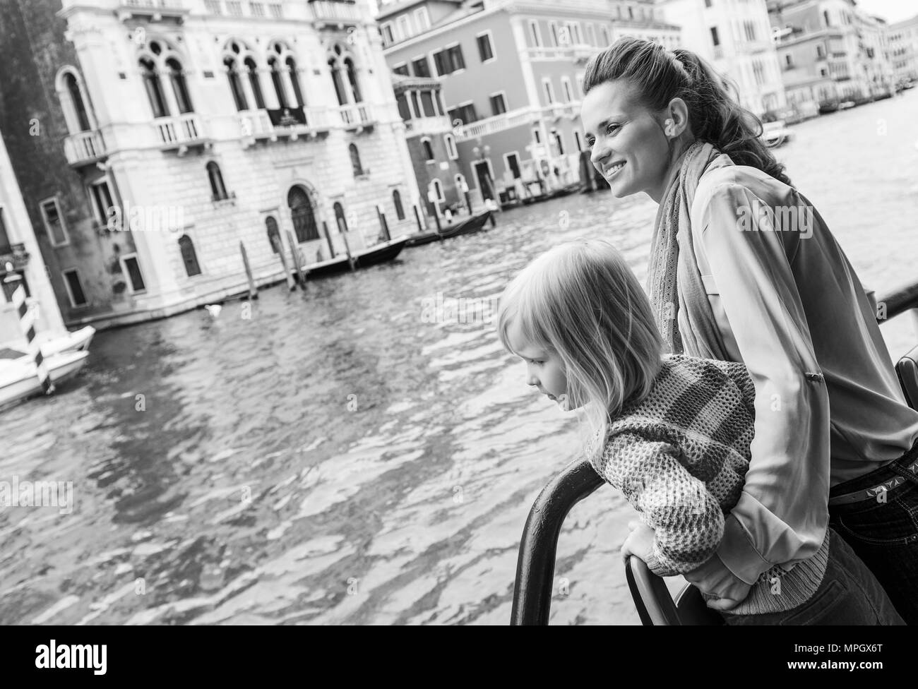 La madre e il bambino ragazza il viaggio da Venezia autobus d'acqua. Foto Stock