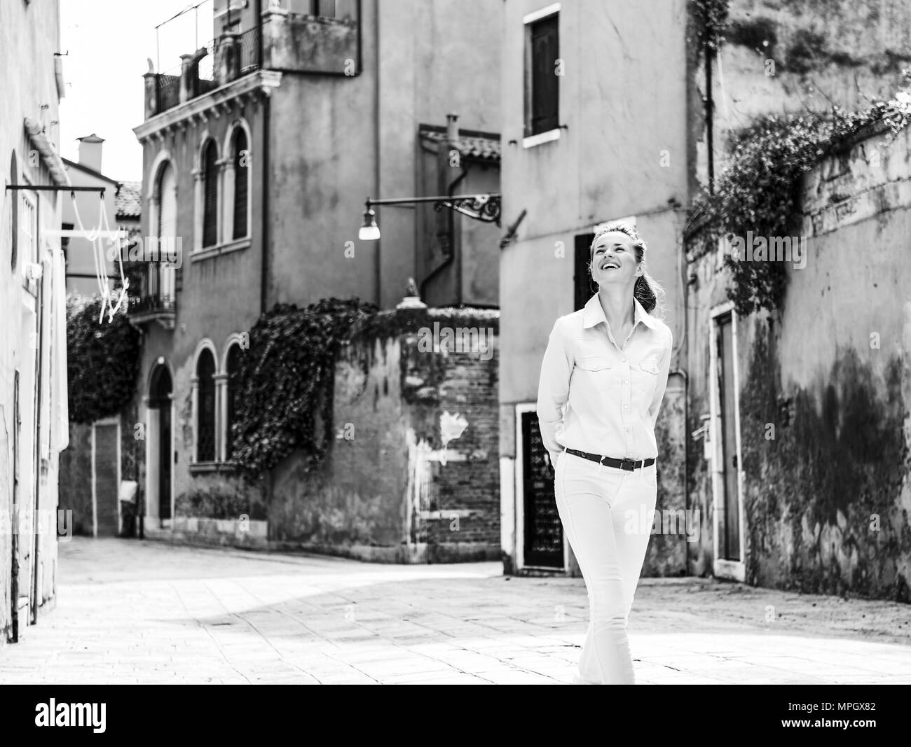 Giovane donna camminare a venezia, Italia Foto Stock