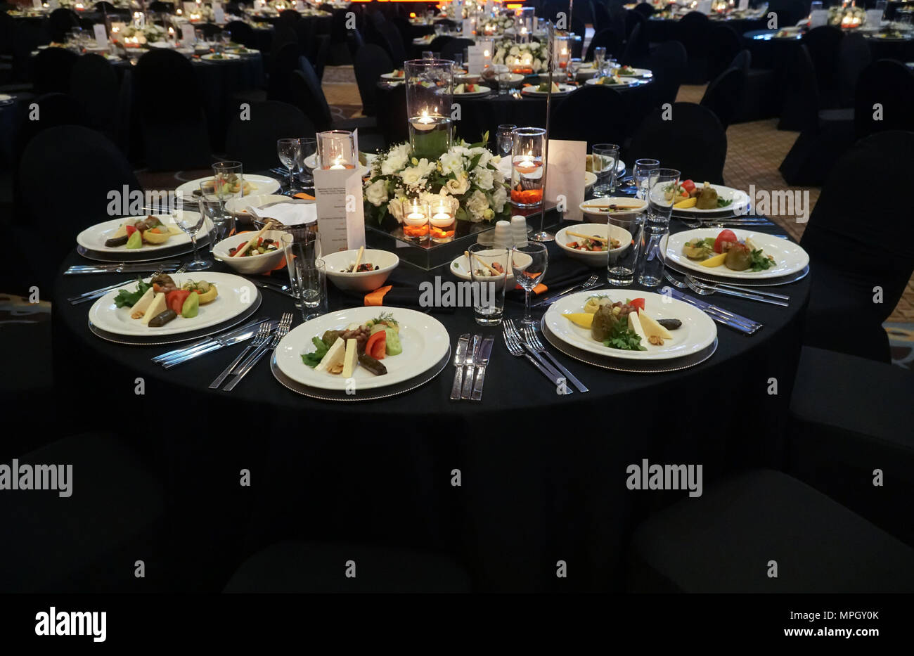 Un meravigliosamente progettato camera nuziale e tavoli da pranzo o il concetto di gala Foto Stock