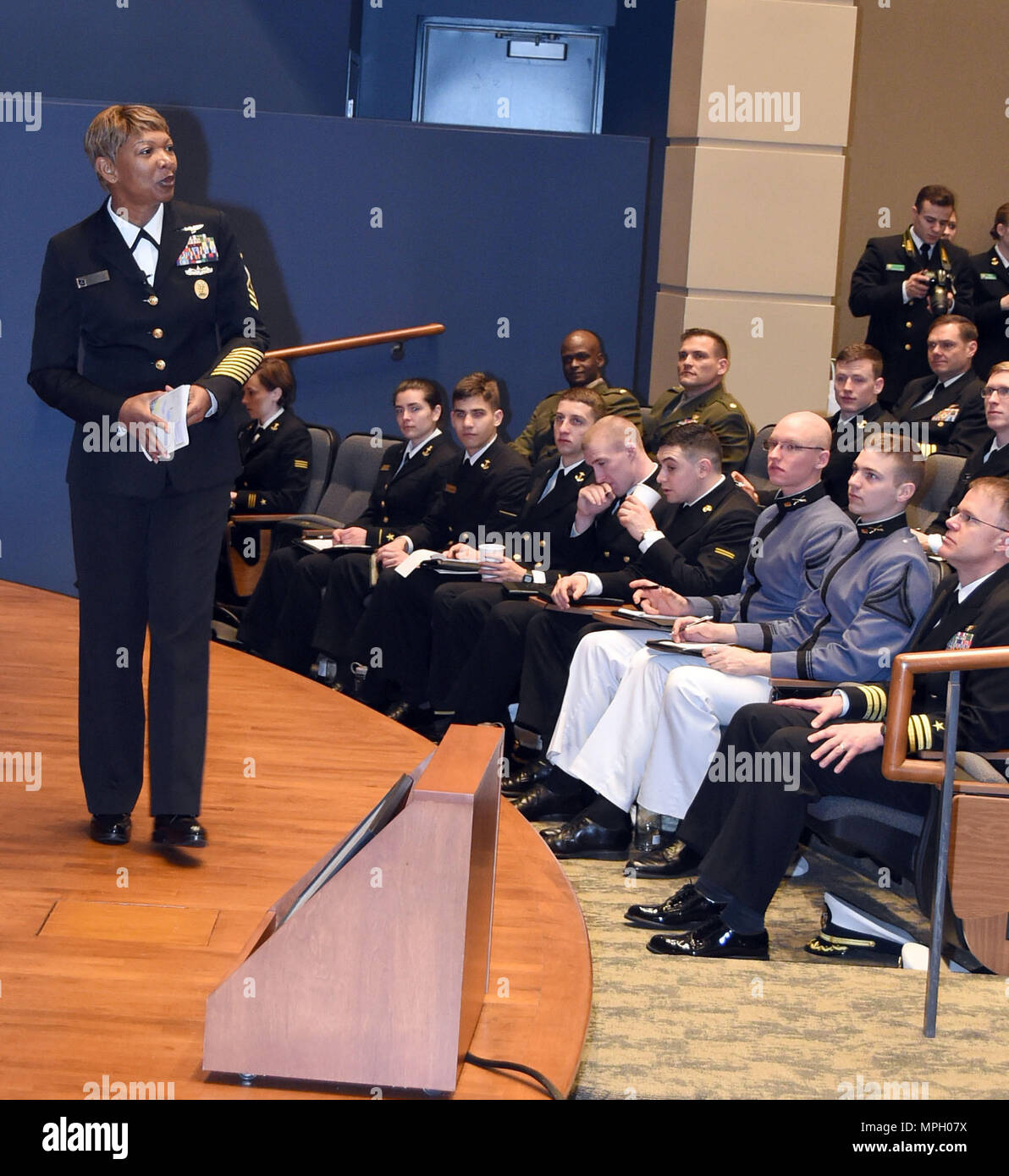 170224-N-IK959-640 South Bend, ind. (Feb. 24, 2017) in pensione flotta Master Chief Aprile Beldo parla di riserva navale addestramento ufficiali Corps aspiranti guardiamarina al ventiduesimo annuale Leadership navale seminario di fine settimana. (U.S. Navy foto di Scott A. Thornbloom/rilasciato) Foto Stock