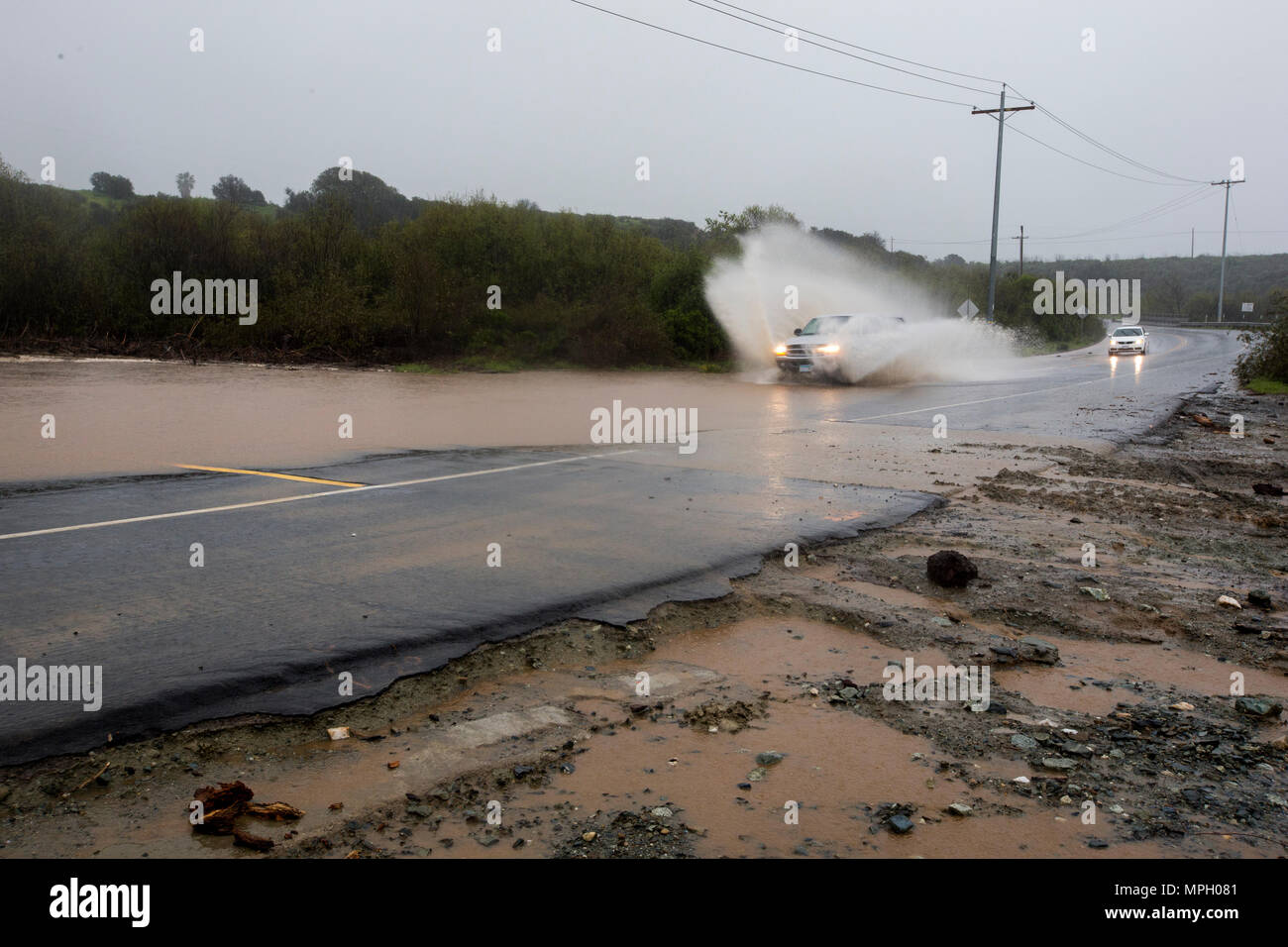 Intemperie continua a causare inondazioni lungo Stuart Mesa strada come vento e pioggia sweep attraverso Marine Corps base Camp Pendleton, California, Feb 27, 2017. (U.S. Marine Corps photo by Lance Cpl. Ryan Kierkegaard) Foto Stock