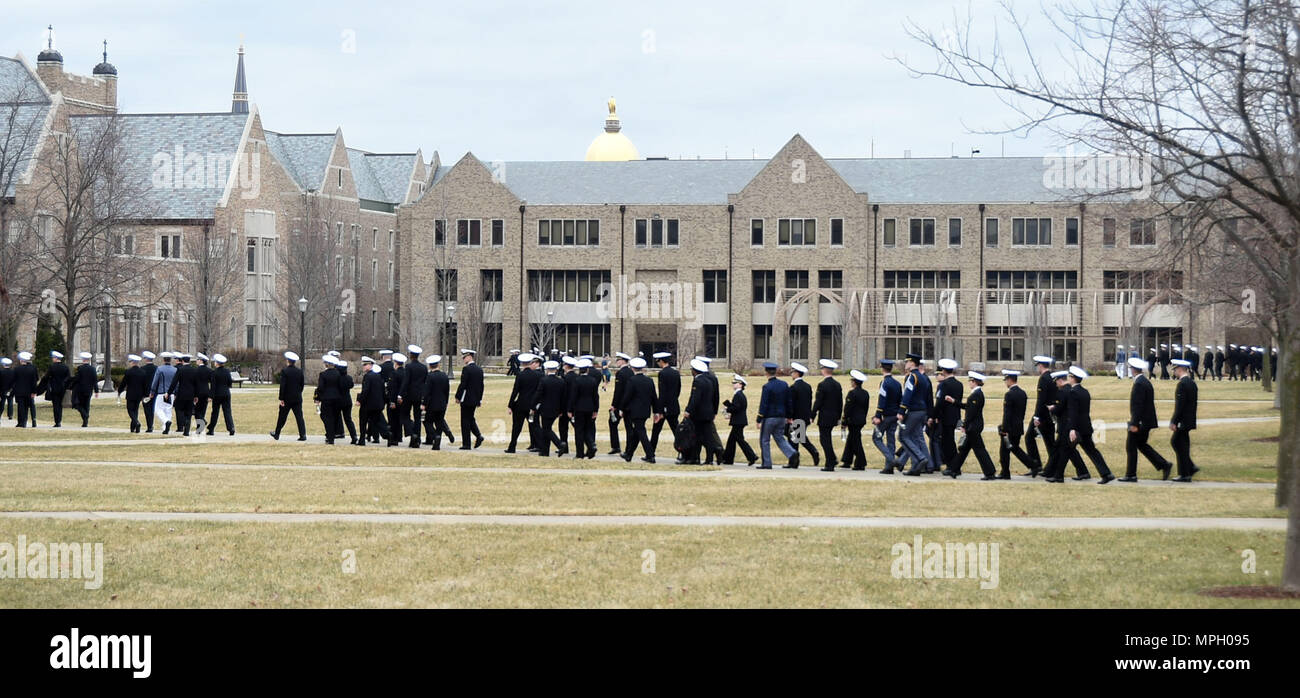 170224-N-IK959-724 South Bend, ind. (Feb. 24, 2017) riserva navale addestramento ufficiali Corps aspiranti guardiamarina passeggiata attraverso il campus dell'Universita' di Notre Dame al ventiduesimo annuale Leadership navale seminario di fine settimana. (U.S. Navy foto di Scott A. Thornbloom/rilasciato) Foto Stock