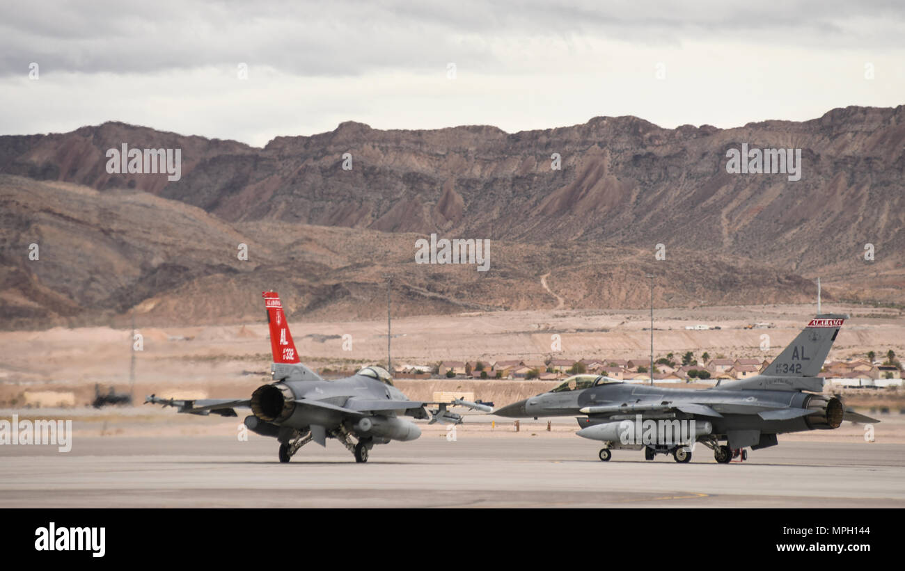 Due Stati Uniti Air Force F-16 Fighting Falcon, 187th Fighter Wing, Montgomery Regional Air National Guard Base, Ala, taxi per la pista Febbraio 27, 2017, per la prima del decollo di Red Flag 17-2 presso la Base Aerea Militare di Nellis Nev. Bandiera rossa 17-2 è un combattimento realistico esercizio di formazione che coinvolgono le forze aeree degli Stati Uniti e dei suoi alleati. L'esercizio è condotta su 2,9 milioni di acri sul test del Nevada e campo di addestramento. (U.S. Air National Guard foto di Airman 1. Classe Hayden Johnson) Foto Stock