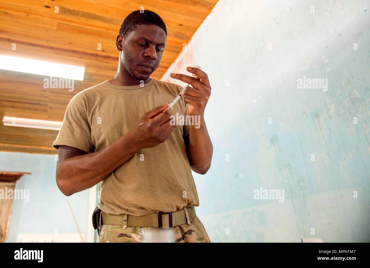 TRUJILLO, Honduras (feb. 24, 2017) - Esercito Sgt. Patric Berry, nativo di Columbus, Ga., assegnata alla sanità pubblica Activity-Fort Gordon, Ga., prepara un anestetico locale prima di un animale procedura di sterilizzazione a sostegno di continuare promessa 2017's (CP-17) visita a Trujillo, Honduras. CP-17 è un U.S. Comando sud-sponsorizzato e U.S. Forze Navali Comando meridionale/STATI UNITI 4a flotta-condotto di distribuzione condotta civile-militare comprendente le operazioni di assistenza umanitaria, impegni di formazione e medico, dentista e supporto di veterinari in uno sforzo per mostrare il supporto degli Stati Uniti e di impegno al centr Foto Stock