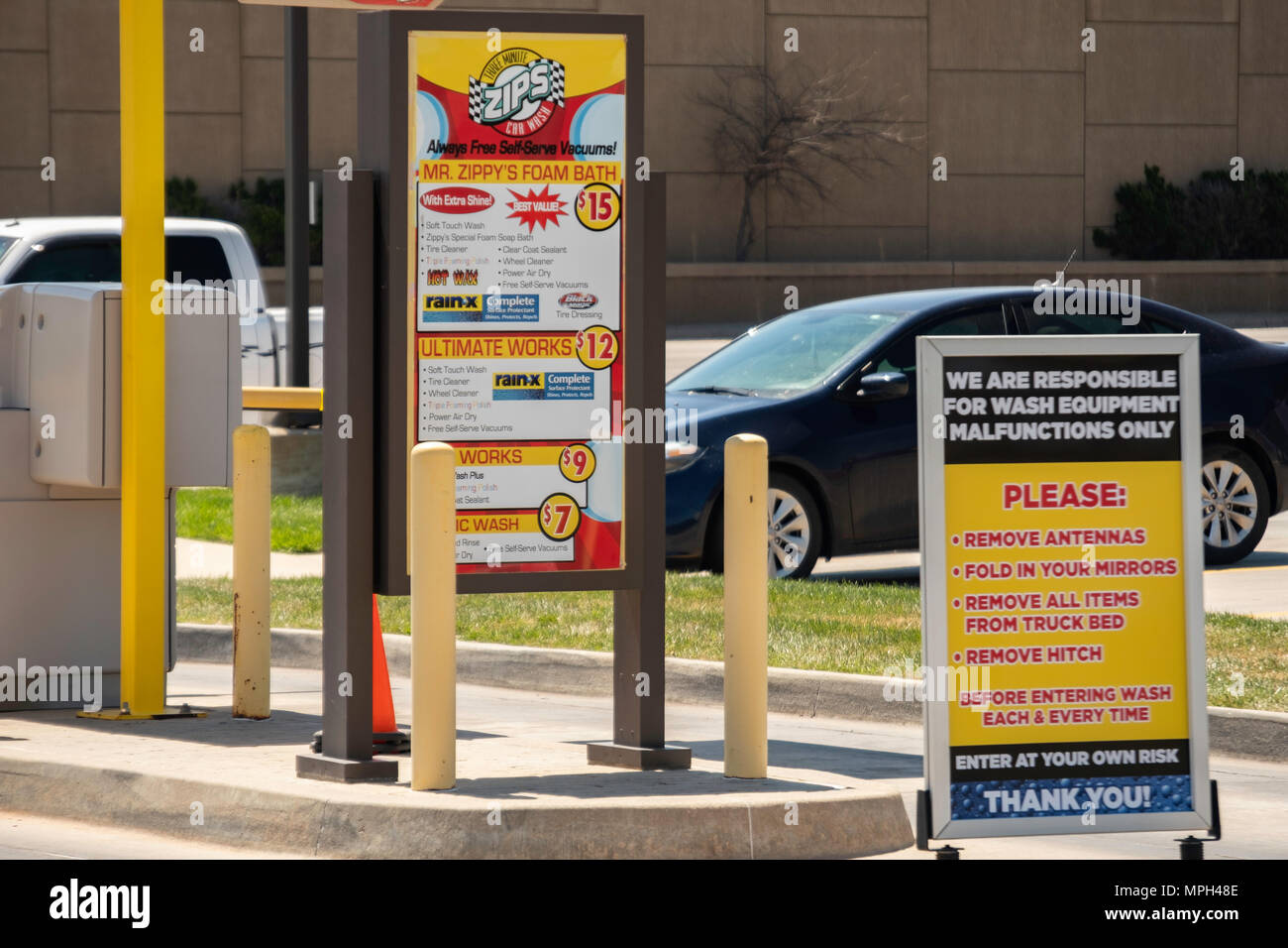 Le indicazioni e le istruzioni all'ingresso di una cerniera lampo automatico di lavaggio auto business di Wichita, Kansas, Stati Uniti d'America. Foto Stock